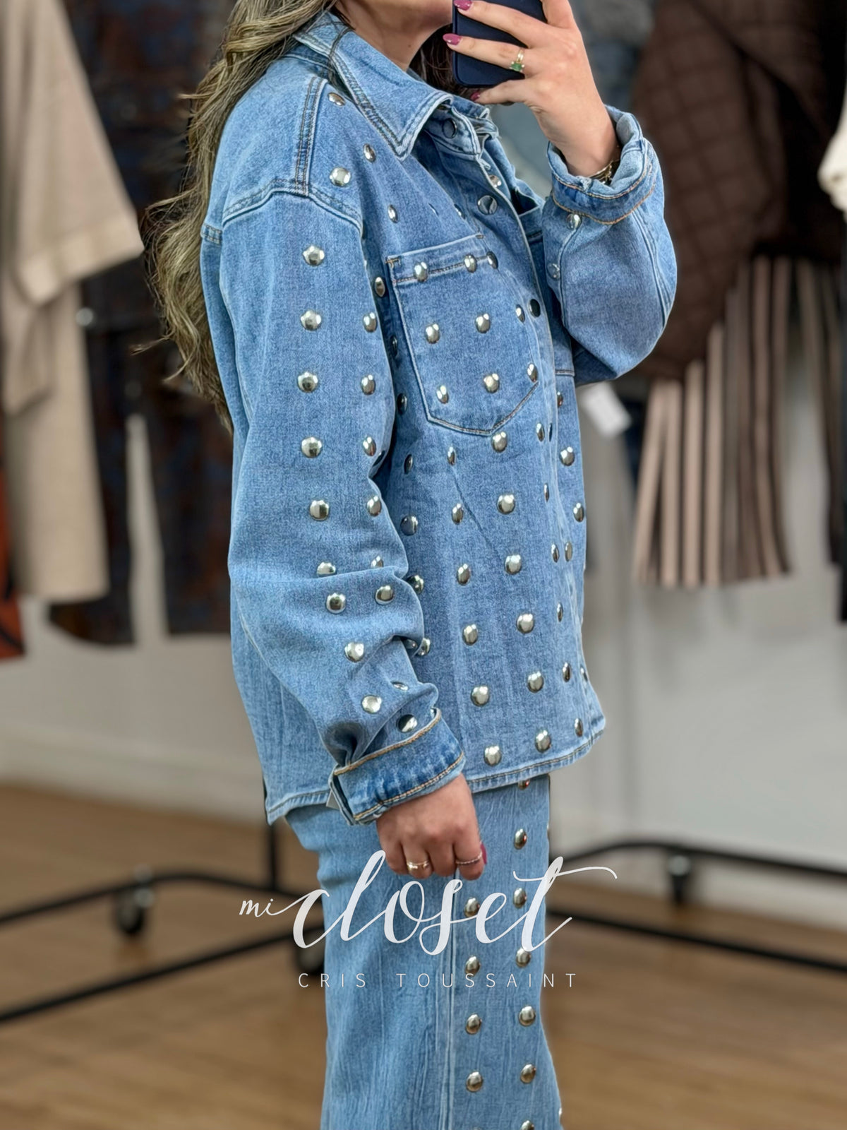 CONJUNTO DE MEZCLILLA SÚPER STRETCH CON ESTOPEROLES EN TODO EL FRENTE; JEANS CORTE RECTO Y CHAMARRA LIGERA
