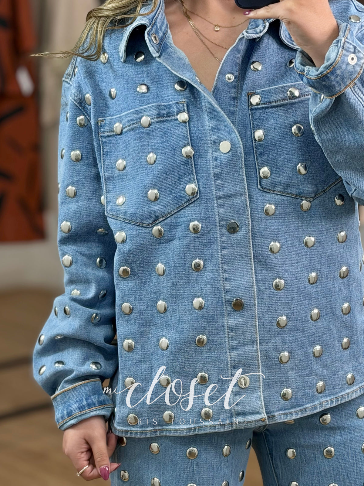 CONJUNTO DE MEZCLILLA SÚPER STRETCH CON ESTOPEROLES EN TODO EL FRENTE; JEANS CORTE RECTO Y CHAMARRA LIGERA