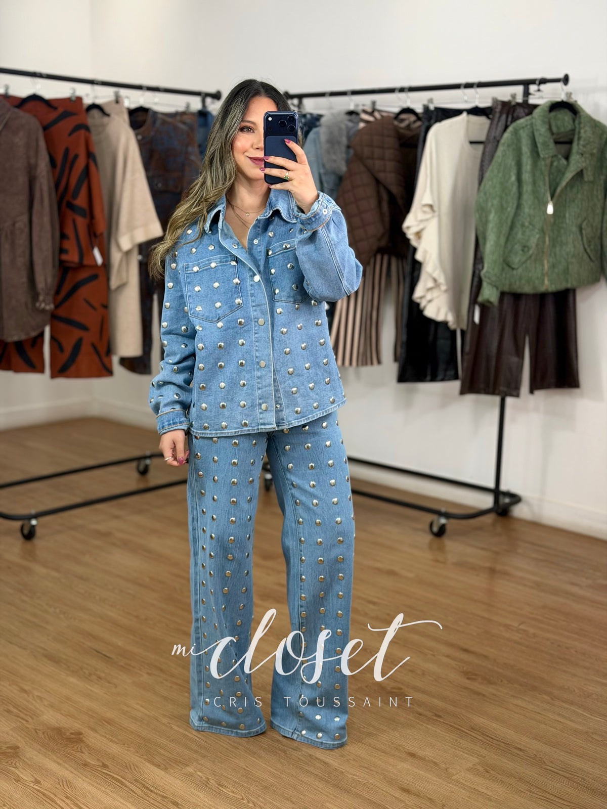 CONJUNTO DE MEZCLILLA SÚPER STRETCH CON ESTOPEROLES EN TODO EL FRENTE; JEANS CORTE RECTO Y CHAMARRA LIGERA