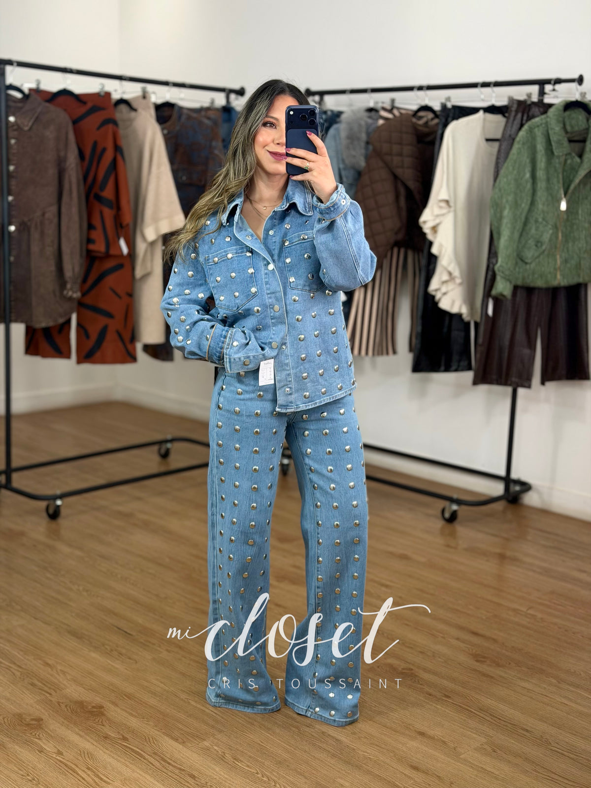 CONJUNTO DE MEZCLILLA SÚPER STRETCH CON ESTOPEROLES EN TODO EL FRENTE; JEANS CORTE RECTO Y CHAMARRA LIGERA