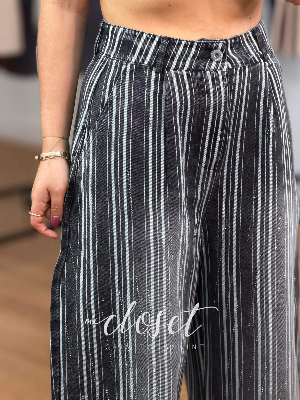 JEANS CORTE BARREL CON DETALLES DE BRILLOS CON BOLSILLOS LATERALES