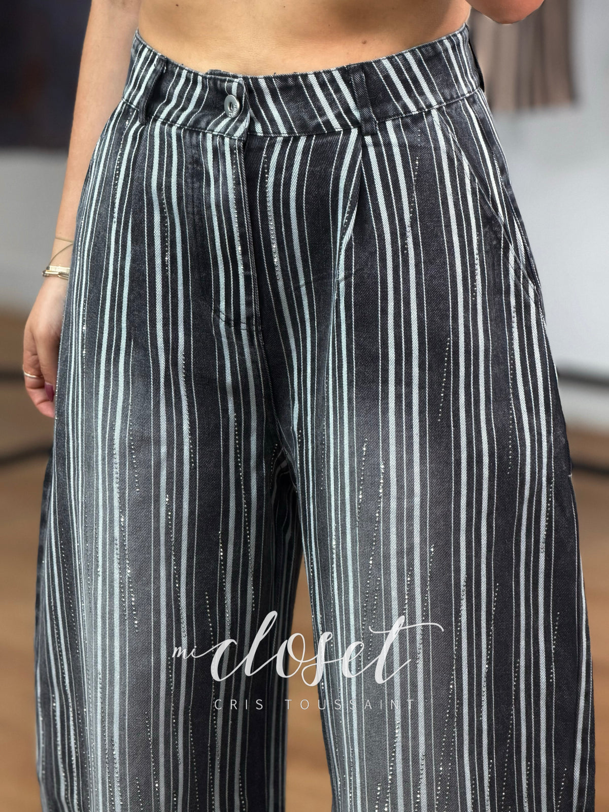 JEANS CORTE BARREL CON DETALLES DE BRILLOS CON BOLSILLOS LATERALES