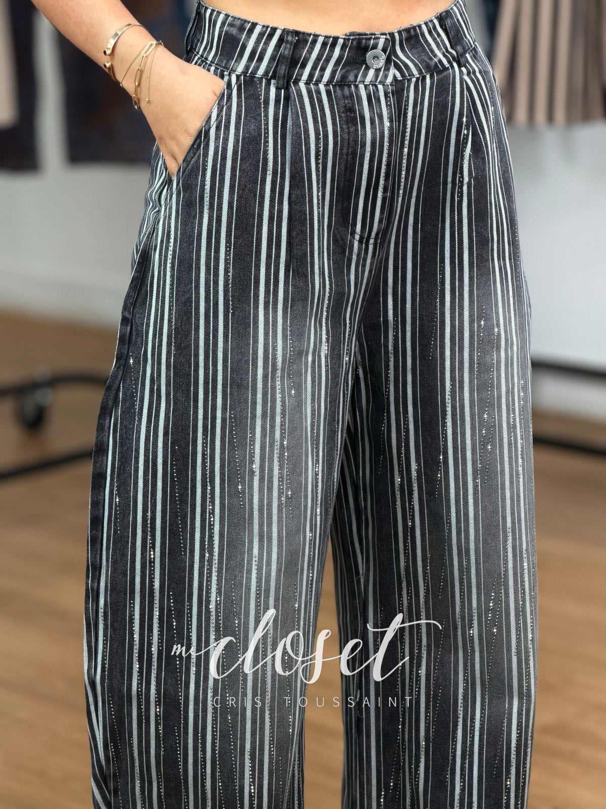 JEANS CORTE BARREL CON DETALLES DE BRILLOS CON BOLSILLOS LATERALES
