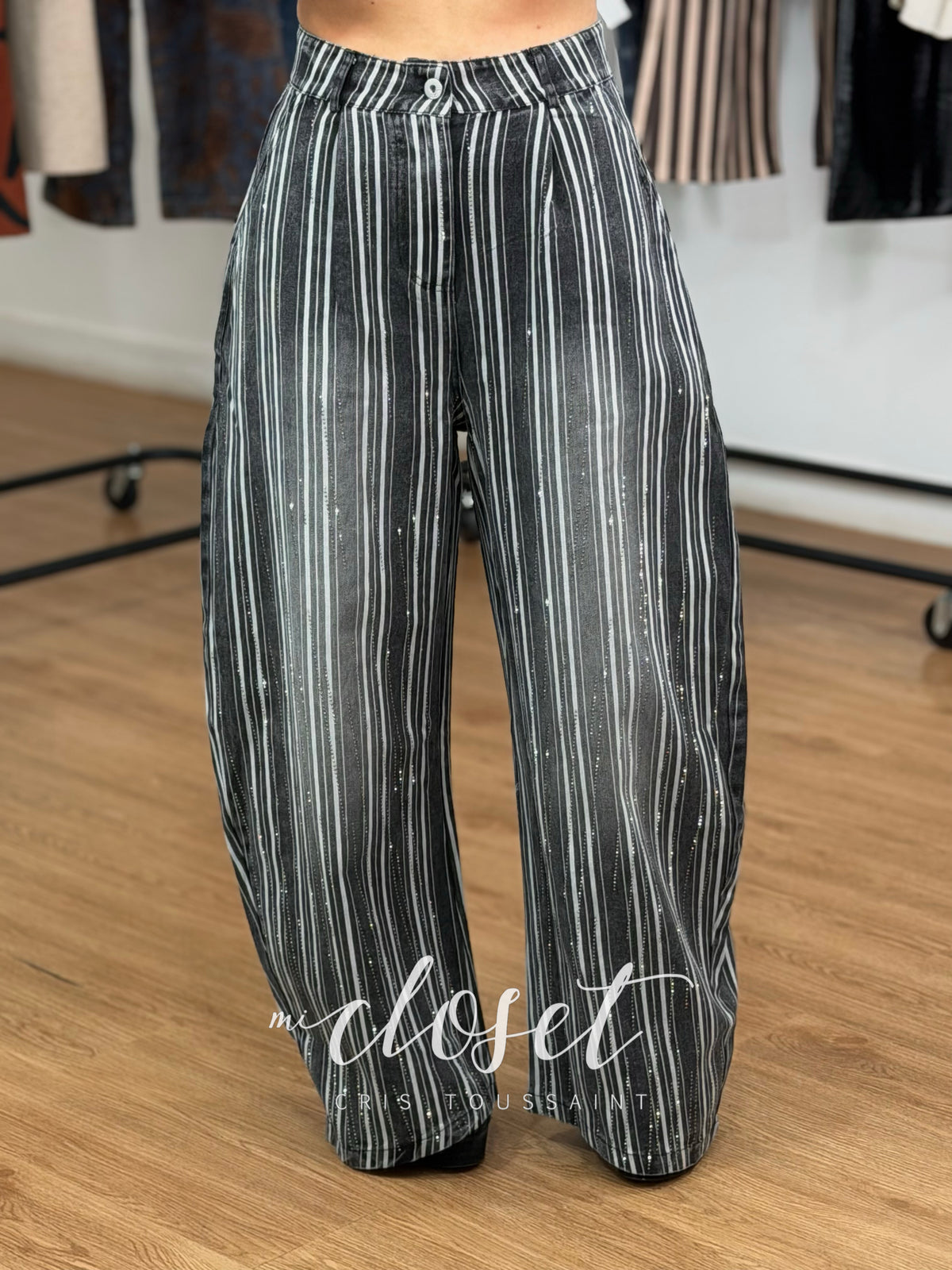 JEANS CORTE BARREL CON DETALLES DE BRILLOS CON BOLSILLOS LATERALES