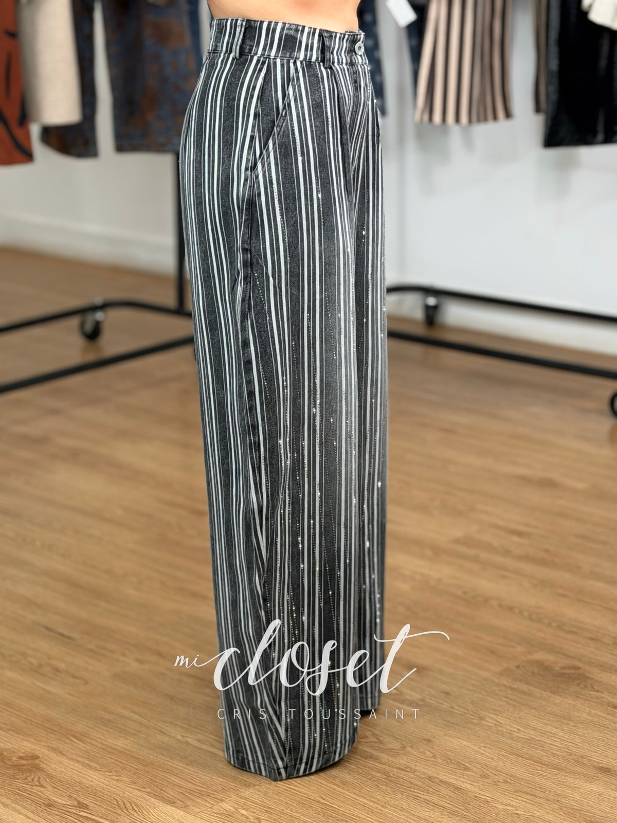 JEANS CORTE BARREL CON DETALLES DE BRILLOS CON BOLSILLOS LATERALES