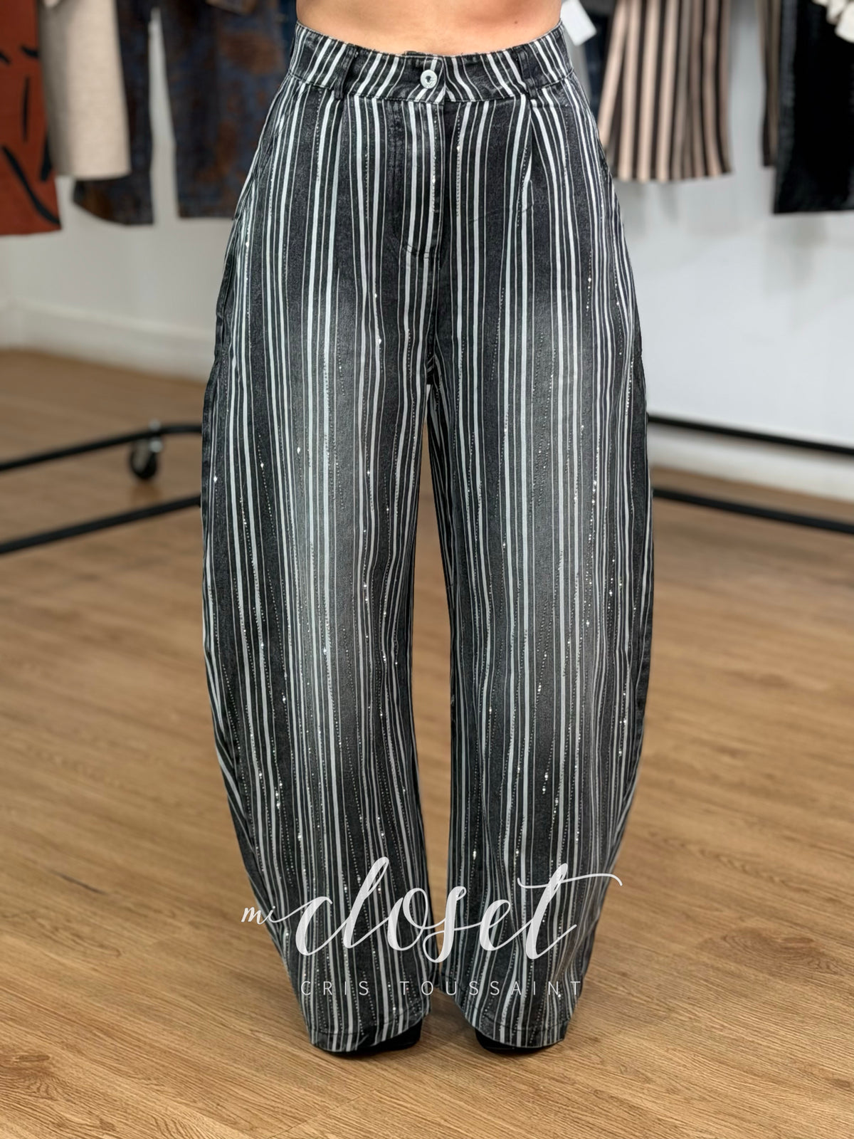 JEANS CORTE BARREL CON DETALLES DE BRILLOS CON BOLSILLOS LATERALES