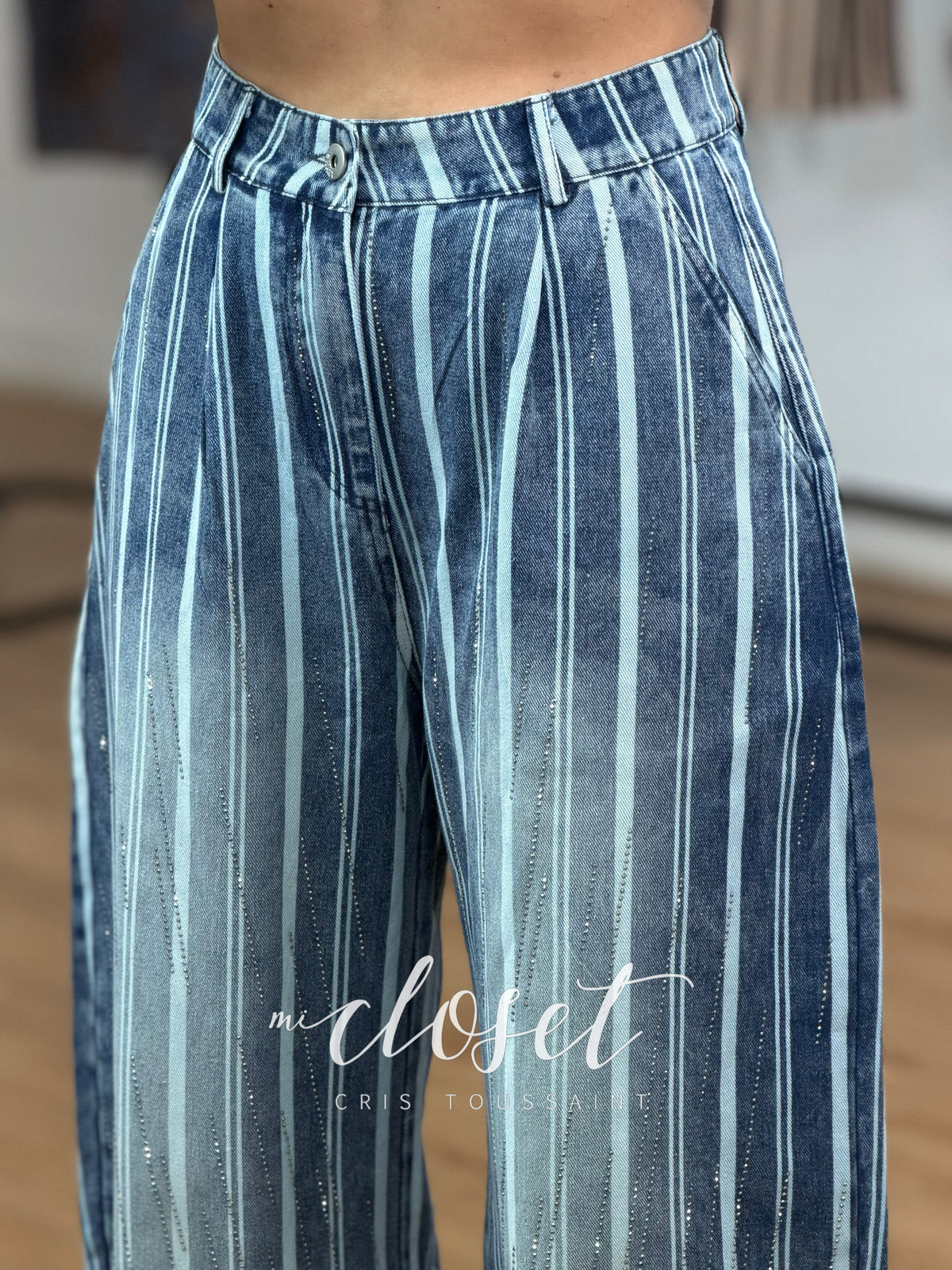 JEANS CON BRILLOS CORTE BARREL; CON BOLSILLOS LATERALES