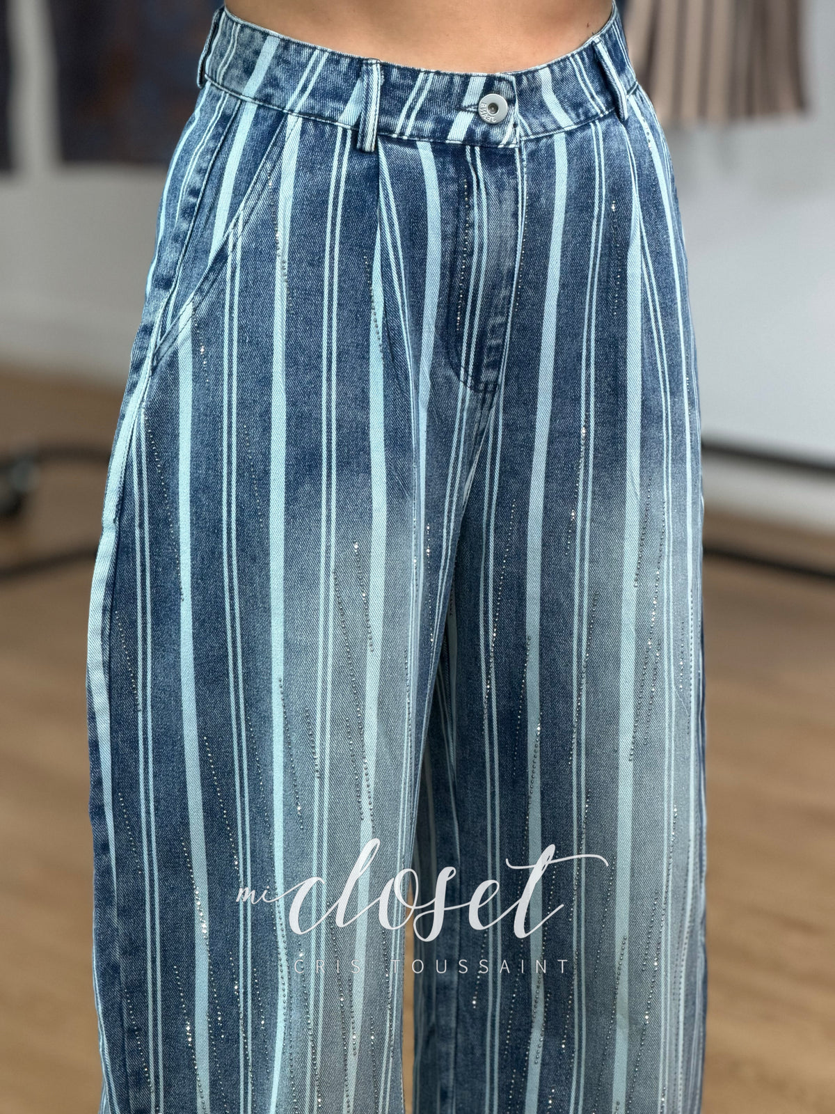 JEANS CON BRILLOS CORTE BARREL; CON BOLSILLOS LATERALES