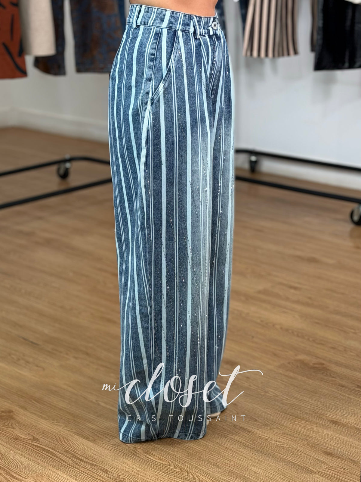 JEANS CON BRILLOS CORTE BARREL; CON BOLSILLOS LATERALES