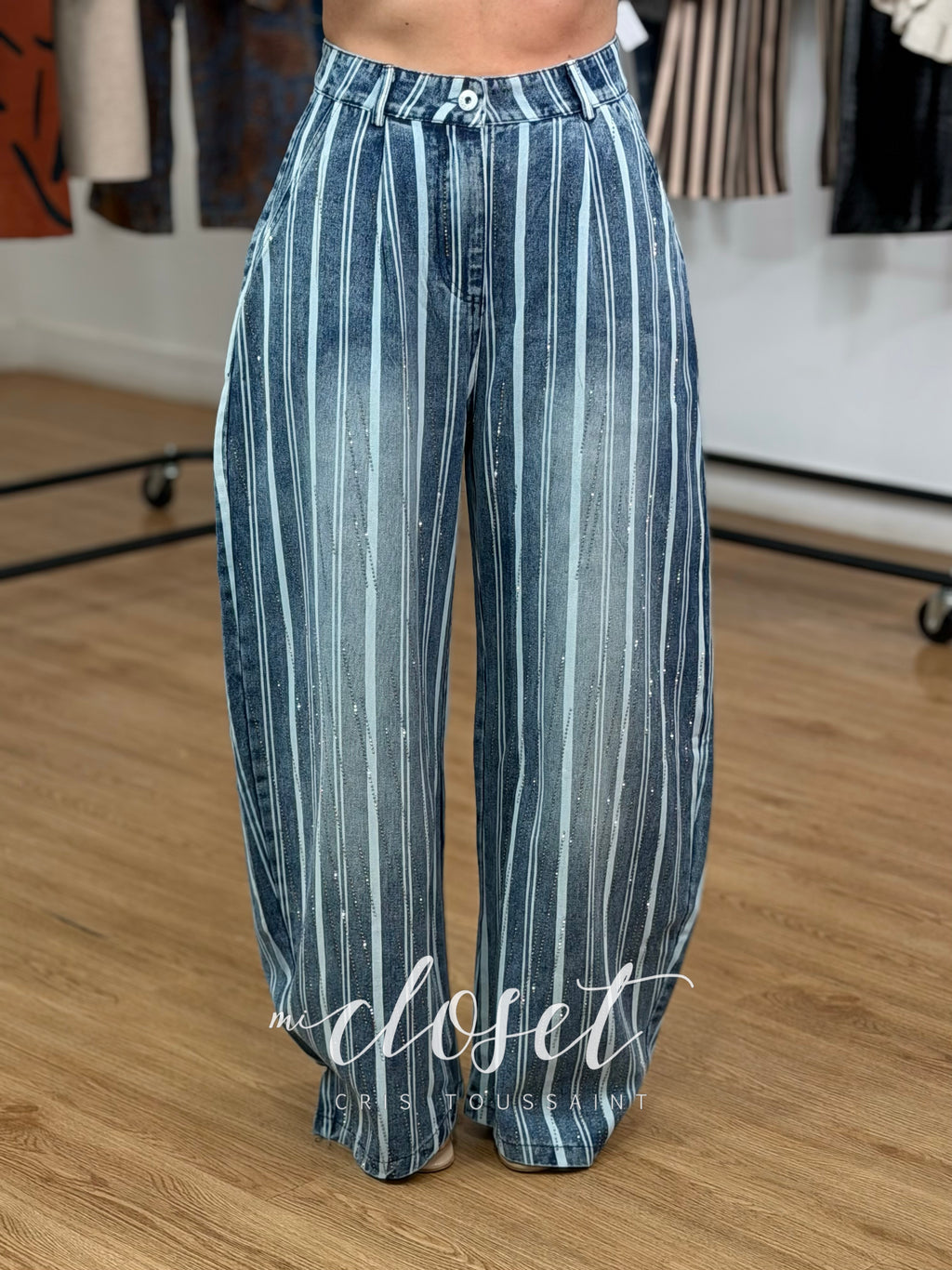 JEANS CON BRILLOS CORTE BARREL; CON BOLSILLOS LATERALES
