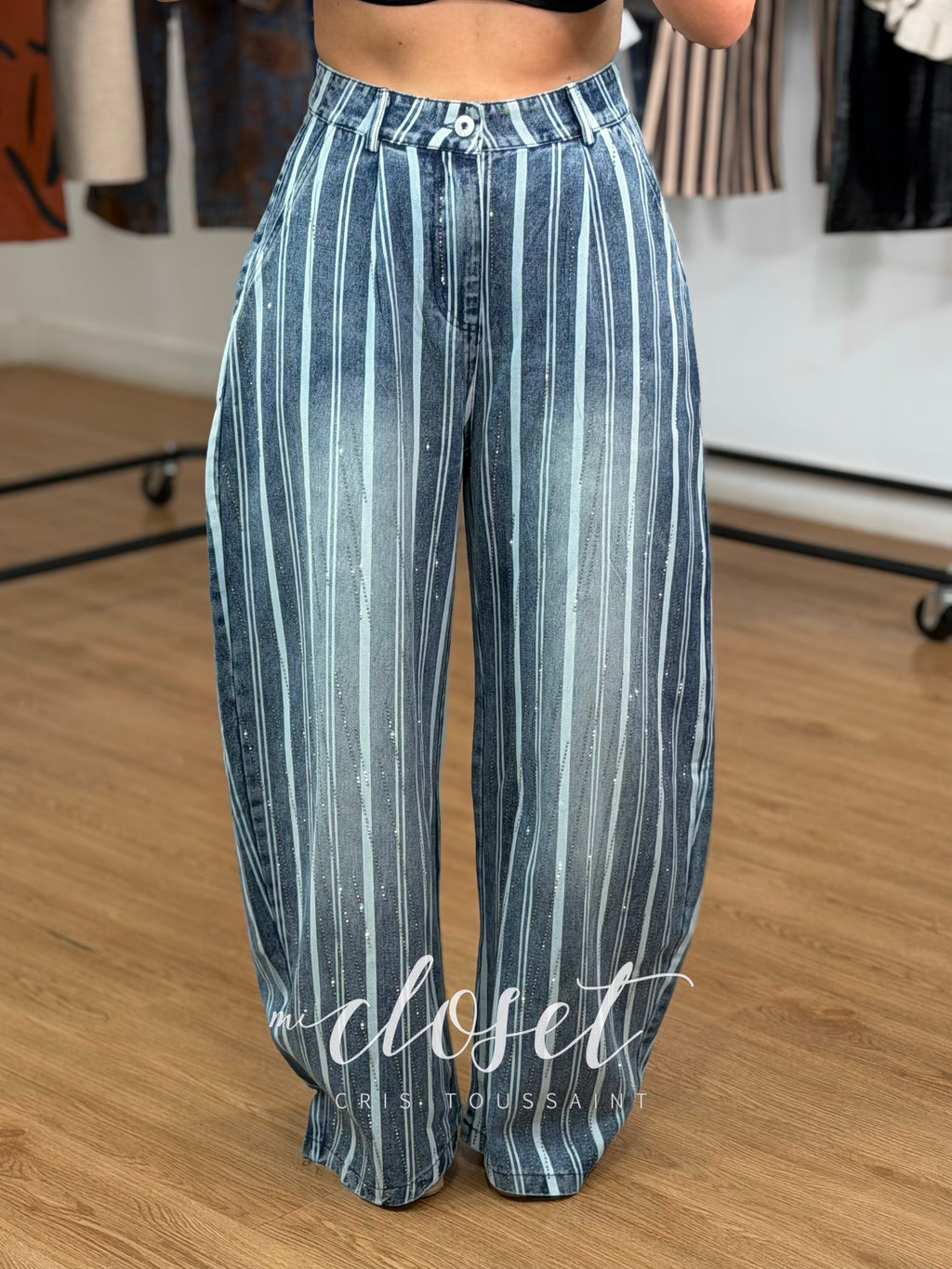 JEANS CON BRILLOS CORTE BARREL; CON BOLSILLOS LATERALES