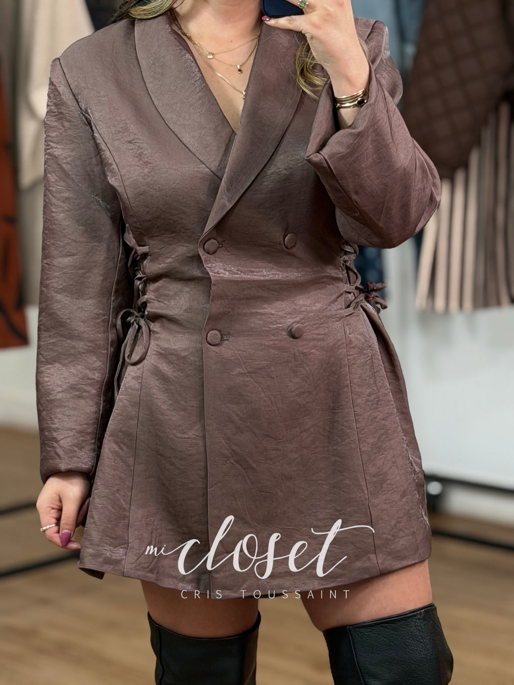 BLAZER LARGO SATINADO ENVOLVENTE CON DETALLE DE CINTAS EN CINTURA Y FORRO; CON HOMBRERAS