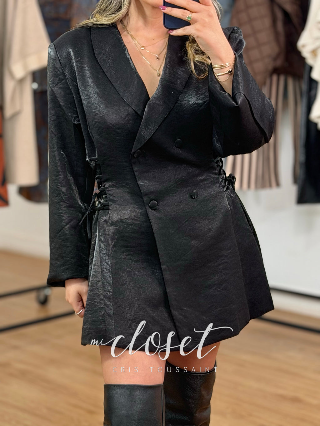 BLAZER LARGO SATINADO ENVOLVENTE CON DETALLE DE CINTAS EN CINTURA Y FORRO; CON HOMBRERAS