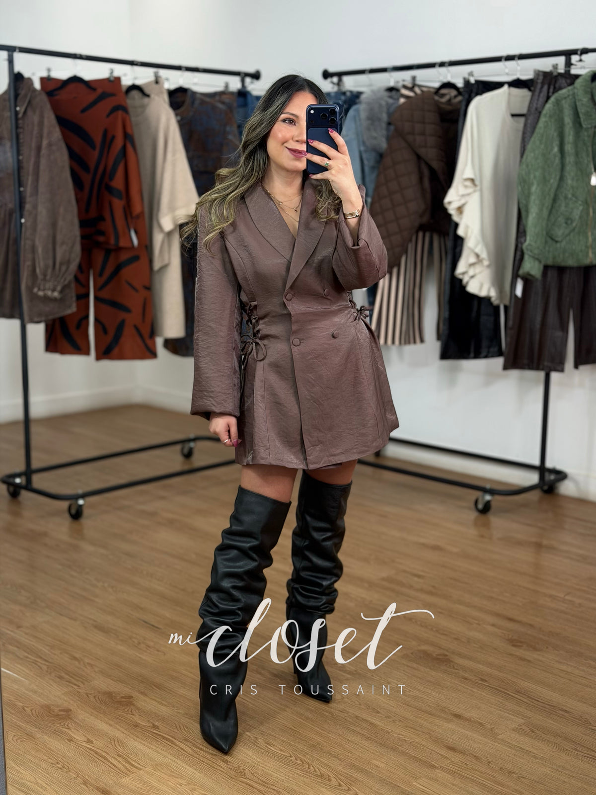 BLAZER SATINADO ENVOLVENTE CON DETALLE DE CINTAS EN CINTURA Y FORRO; CON HOMBRERAS
