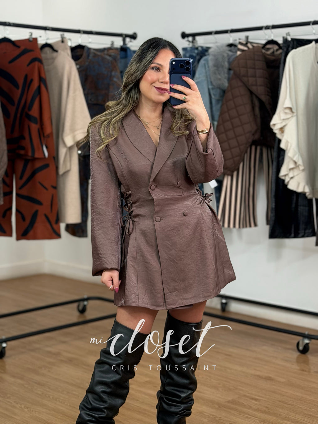BLAZER LARGO SATINADO ENVOLVENTE CON DETALLE DE CINTAS EN CINTURA Y FORRO; CON HOMBRERAS