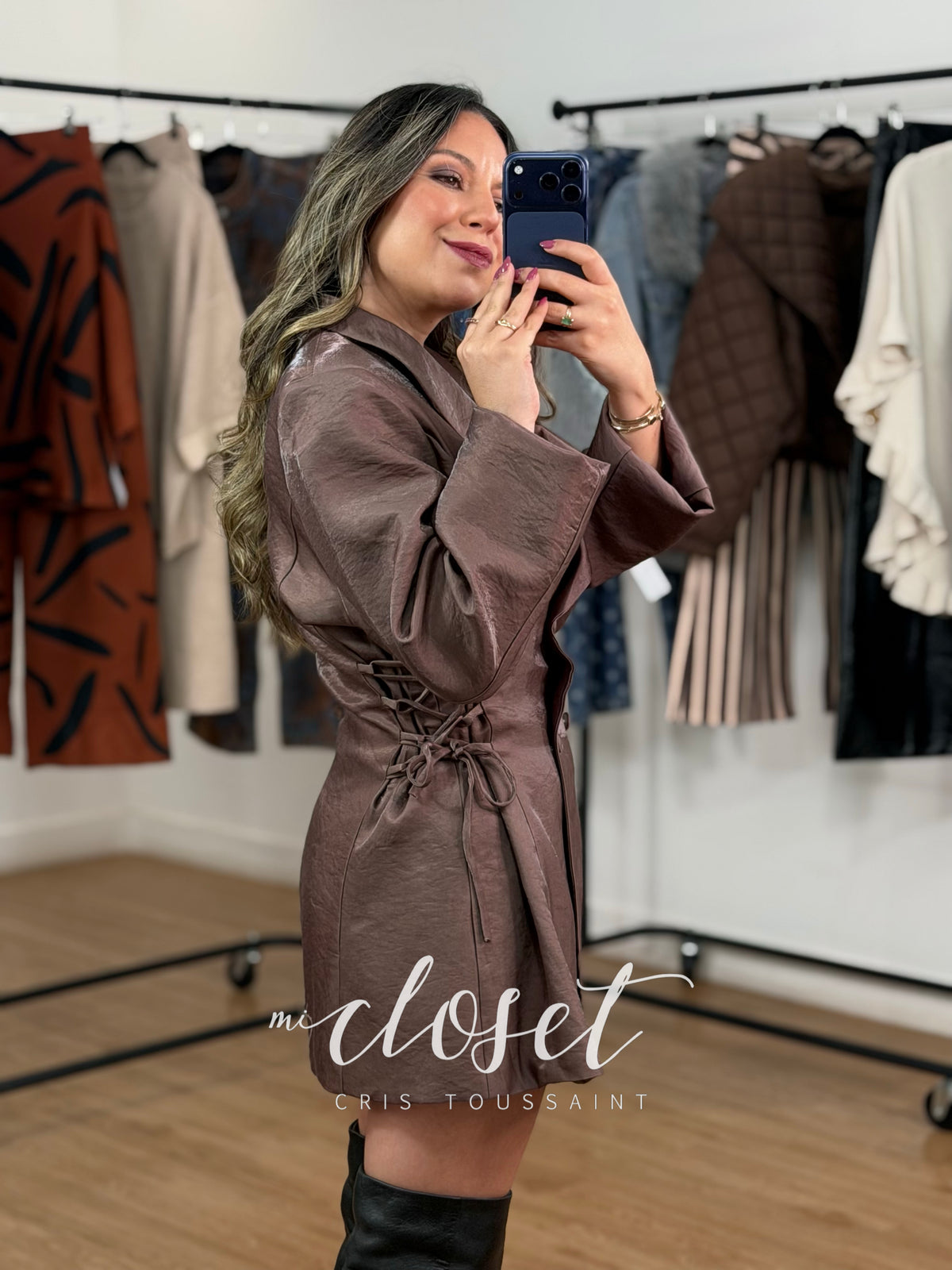 BLAZER LARGO SATINADO ENVOLVENTE CON DETALLE DE CINTAS EN CINTURA Y FORRO; CON HOMBRERAS