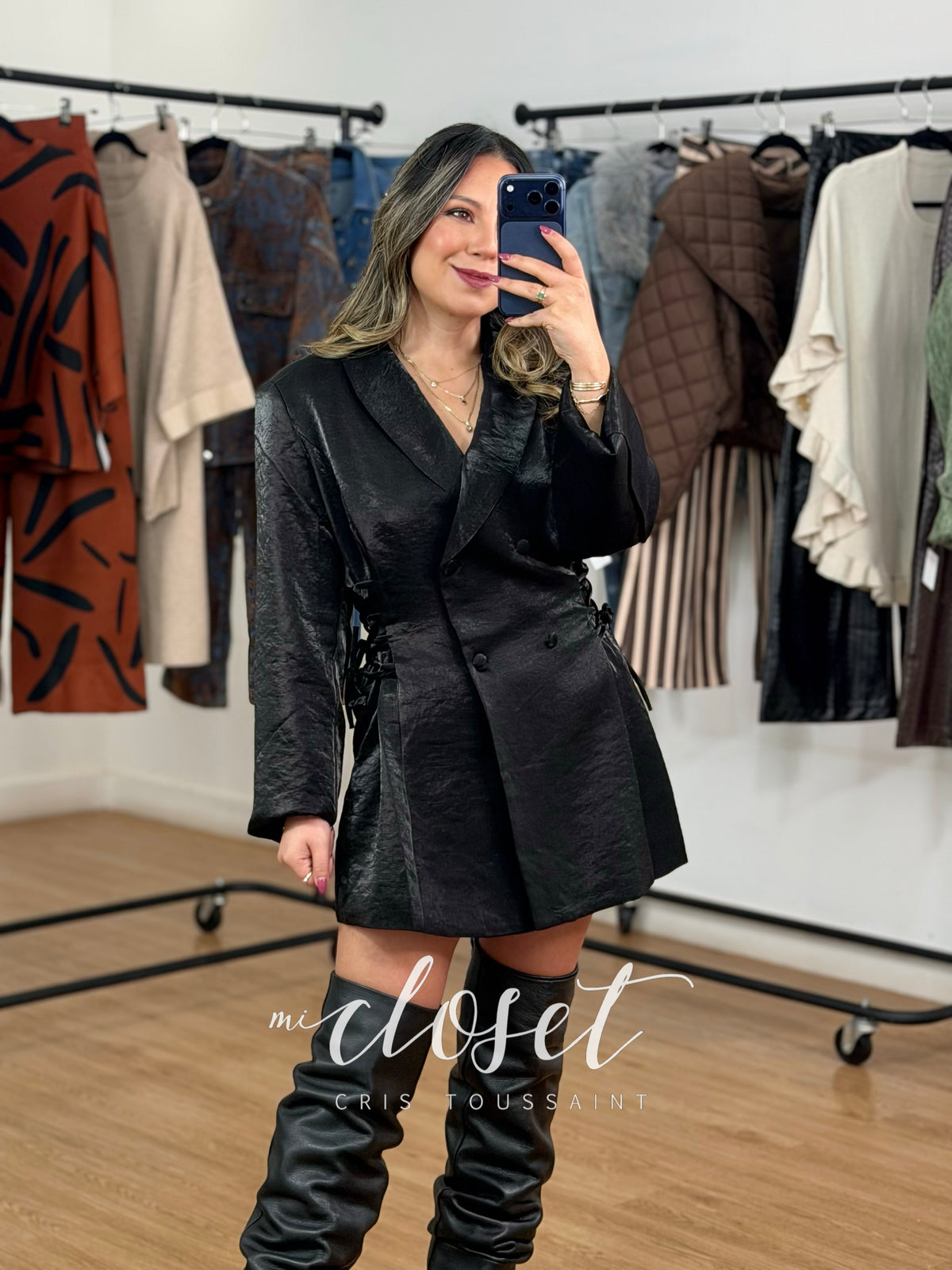 BLAZER LARGO SATINADO ENVOLVENTE CON DETALLE DE CINTAS EN CINTURA Y FORRO; CON HOMBRERAS