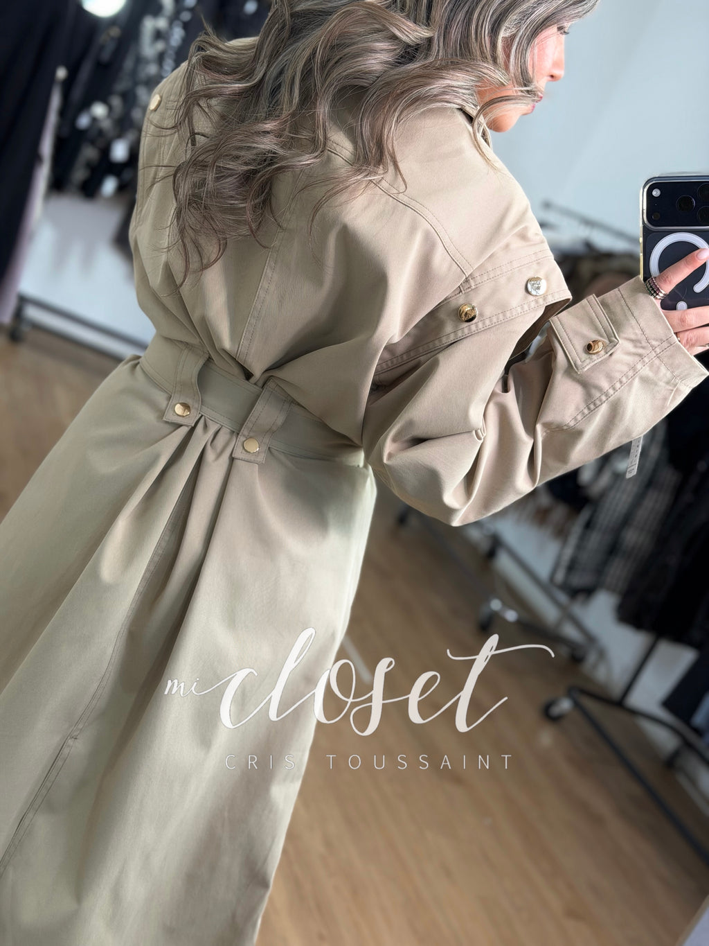 GABARDINA CON DETALLE EN HOMBROS Y DOBLE BOTÓN, CINTA AJUSTABLE Y FORRO