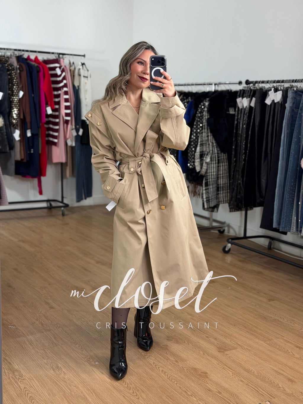 GABARDINA CON DETALLE EN HOMBROS Y DOBLE BOTÓN, CINTA AJUSTABLE Y FORRO