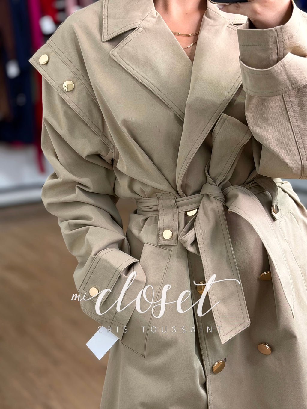 GABARDINA CON DETALLE EN HOMBROS Y DOBLE BOTÓN, CINTA AJUSTABLE Y FORRO