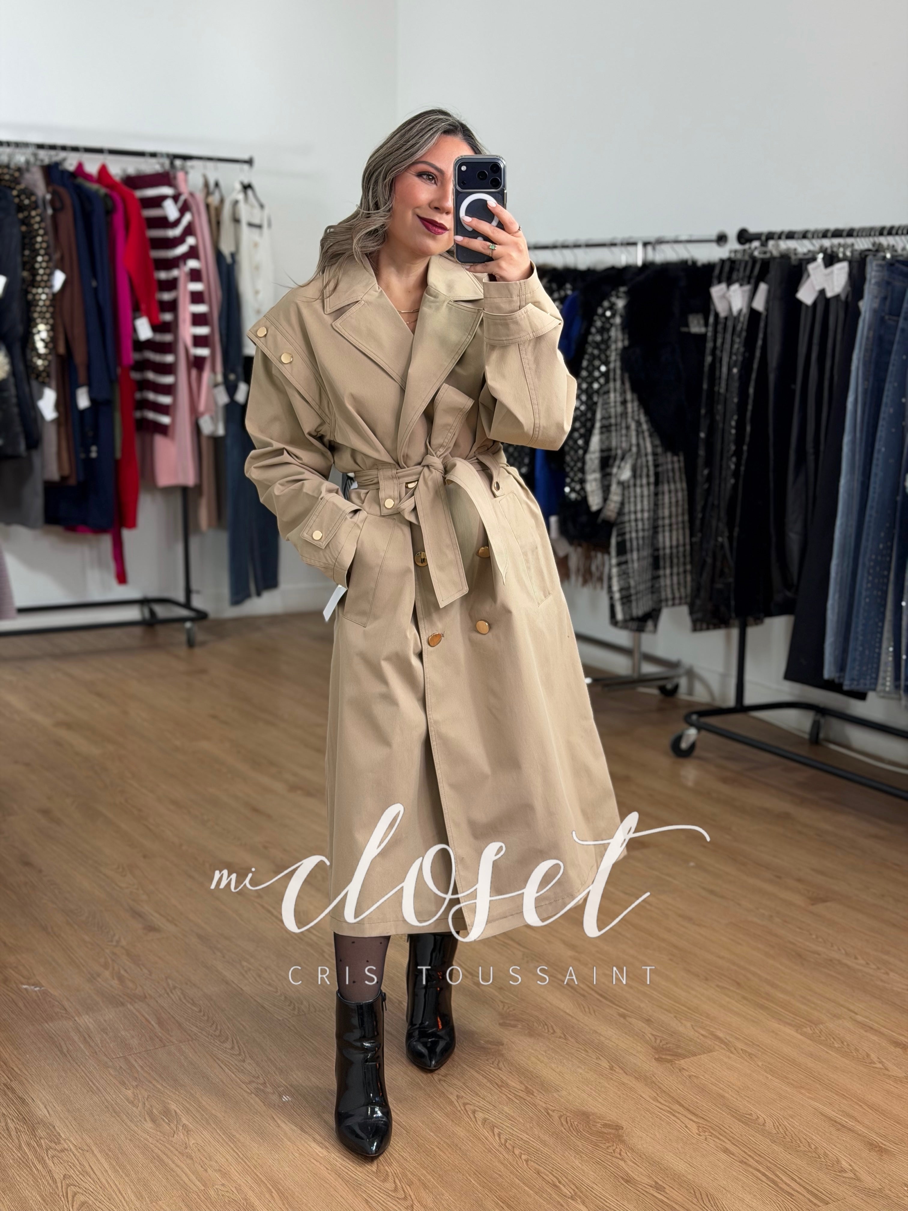 GABARDINA CON DETALLE EN HOMBROS Y DOBLE BOTÓN, CINTA AJUSTABLE Y FORRO