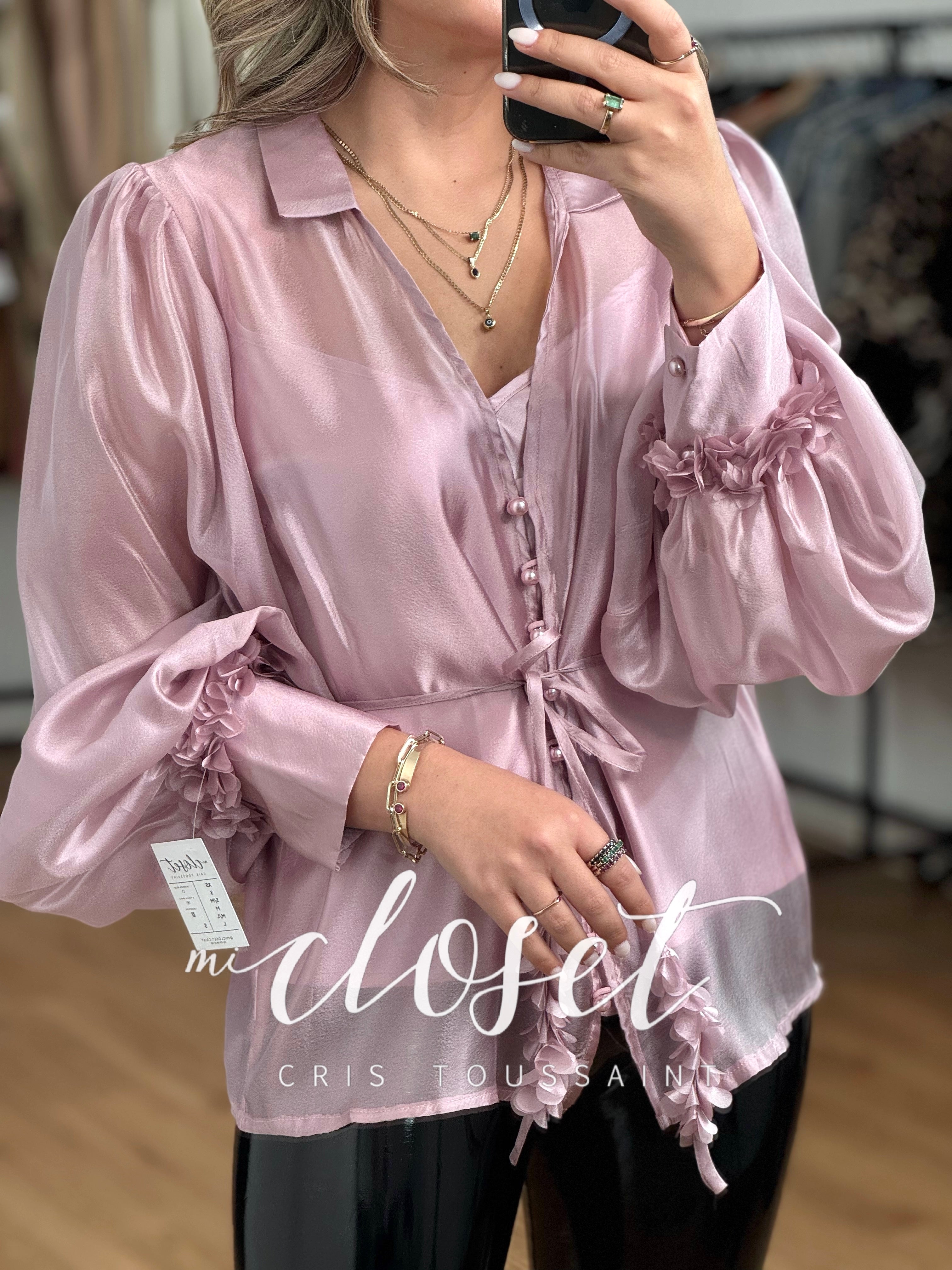 CAMISA SATINADA CON BOTONES EN PERLA, PUÑOS Y CINTURÓN DE FLORES CON FORRO DESMONTABLE