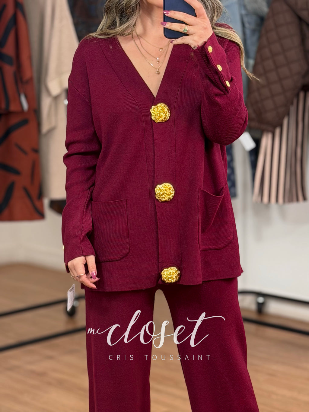 CONJUNTO DE PANTS CON SWEATER OVERSIZED CON MAXI BOTÓN DORADO; DETALLE DE BOTONES EN MANGAS