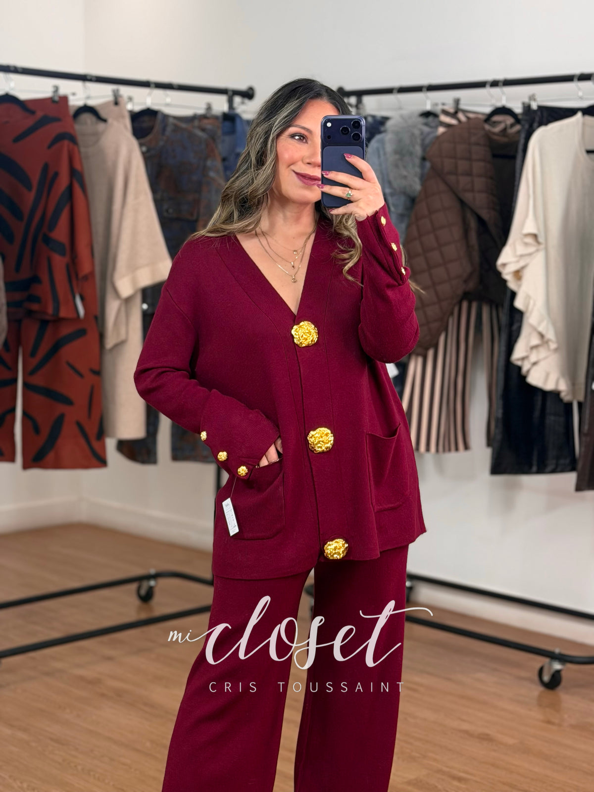 CONJUNTO DE PANTS CON SWEATER OVERSIZED CON MAXI BOTÓN DORADO; DETALLE DE BOTONES EN MANGAS
