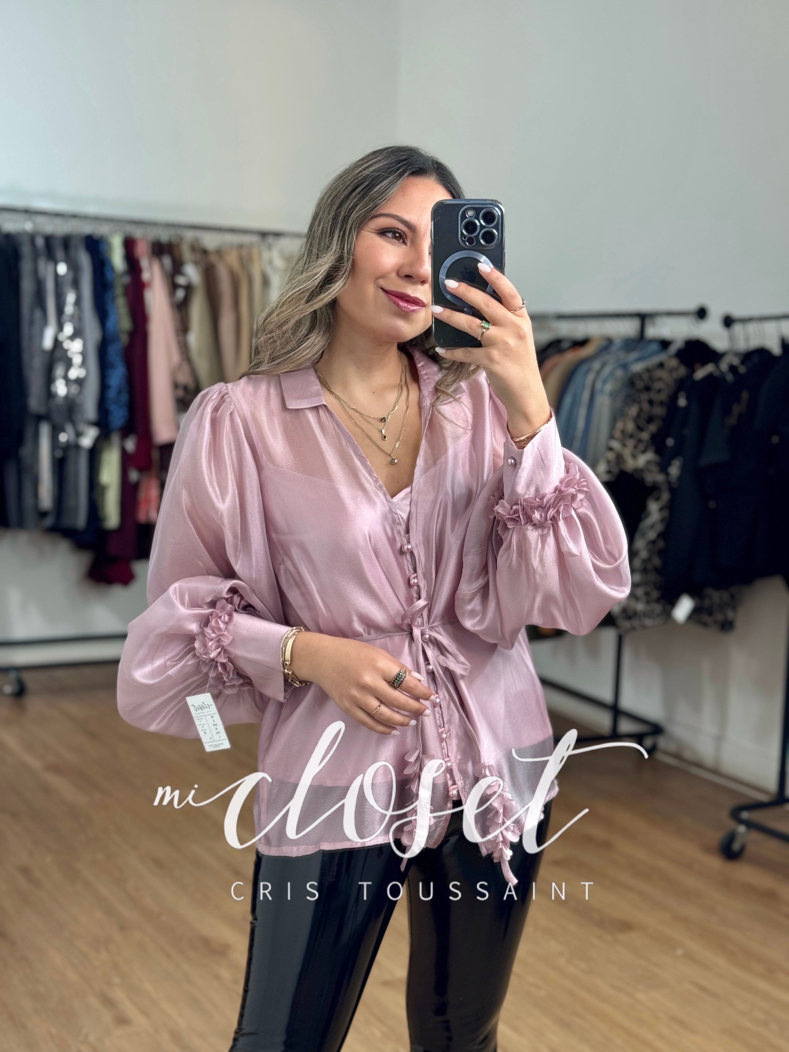 CAMISA SATINADA CON BOTONES EN PERLA, PUÑOS Y CINTURÓN DE FLORES CON FORRO DESMONTABLE