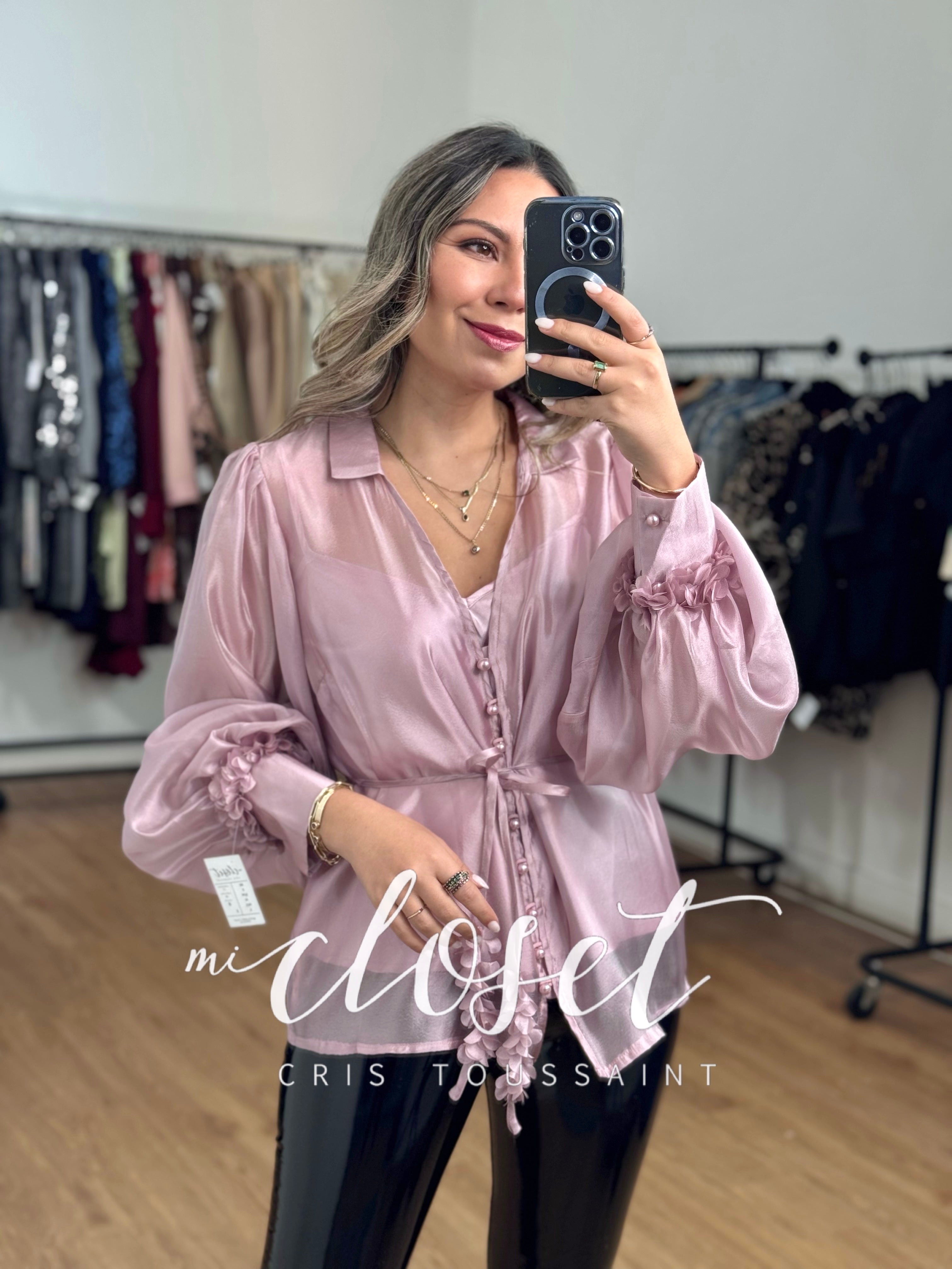 CAMISA SATINADA CON BOTONES EN PERLA, PUÑOS Y CINTURÓN DE FLORES CON FORRO DESMONTABLE