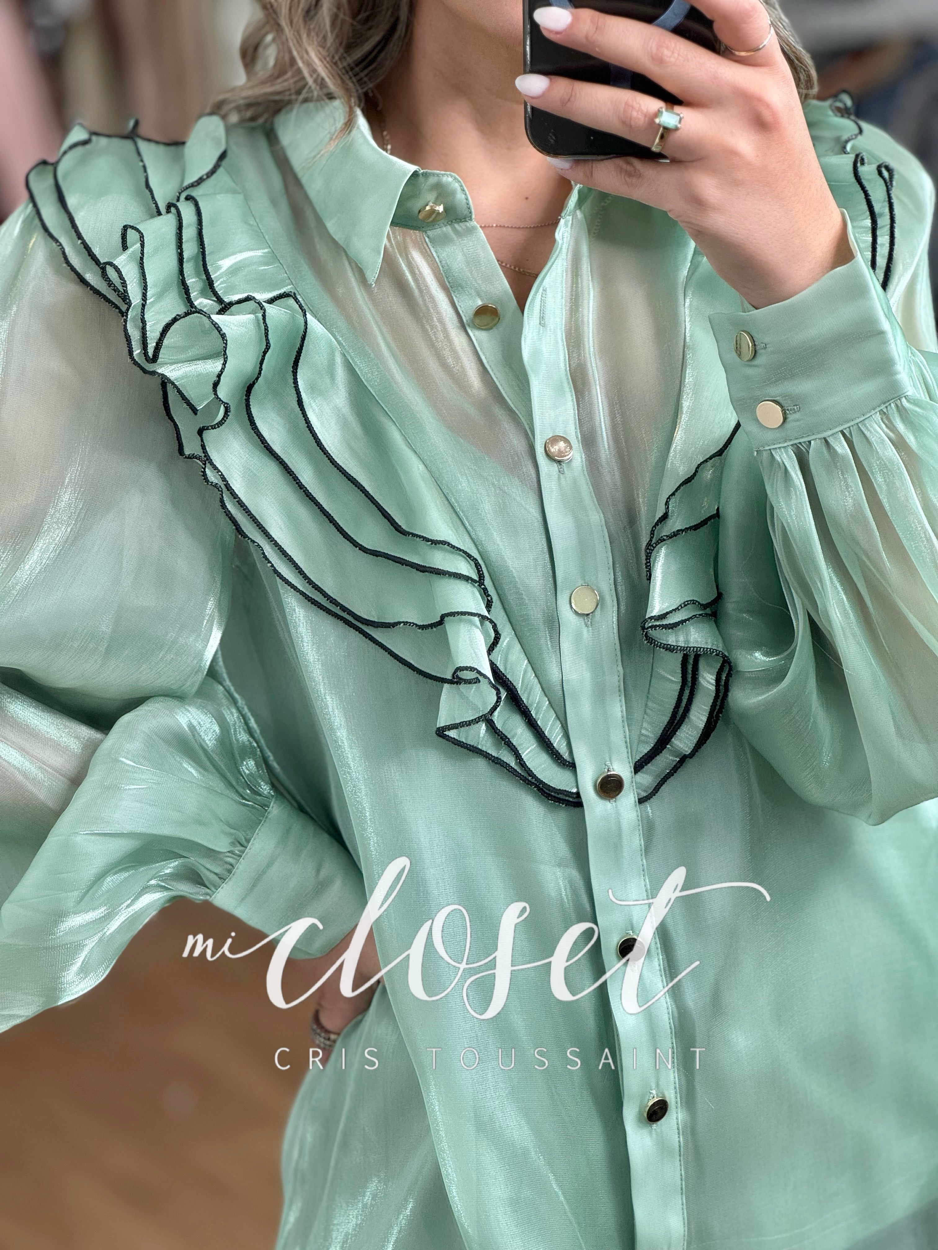 CAMISA SATINADA CON OLANES EN FRENTE Y FORRO DESMONTABLE