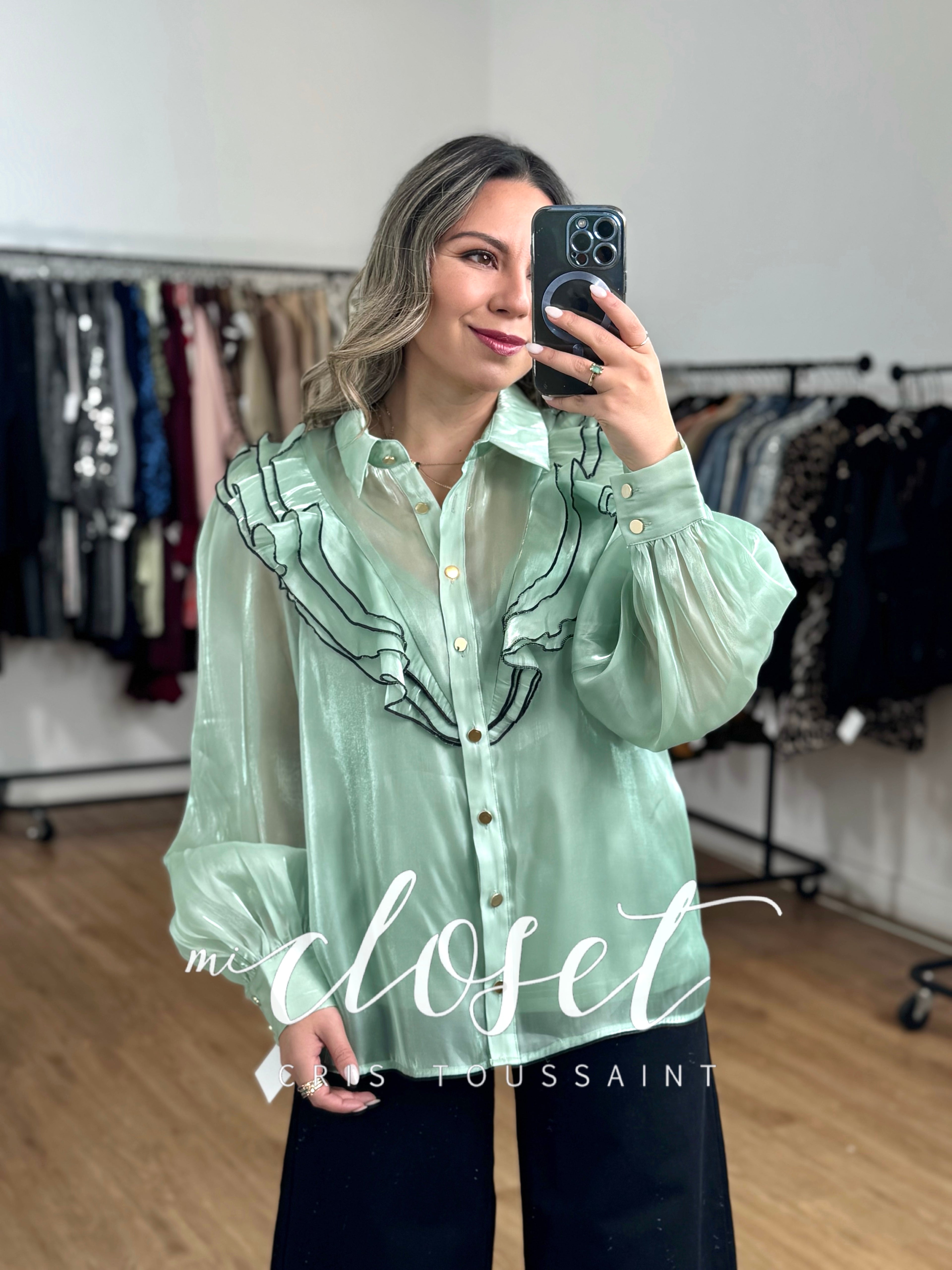 CAMISA SATINADA CON OLANES EN FRENTE Y FORRO DESMONTABLE