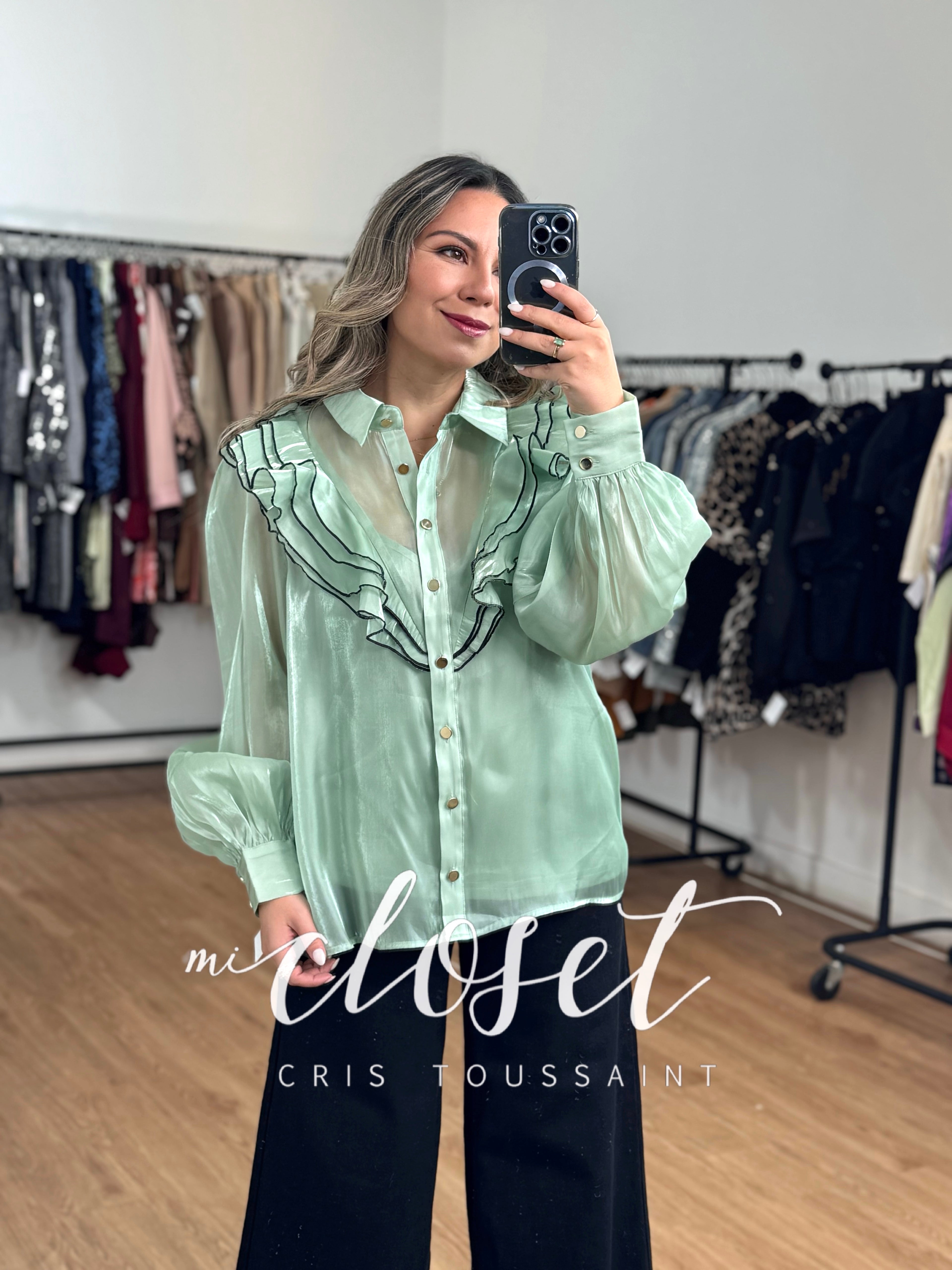 CAMISA SATINADA CON OLANES EN FRENTE Y FORRO DESMONTABLE