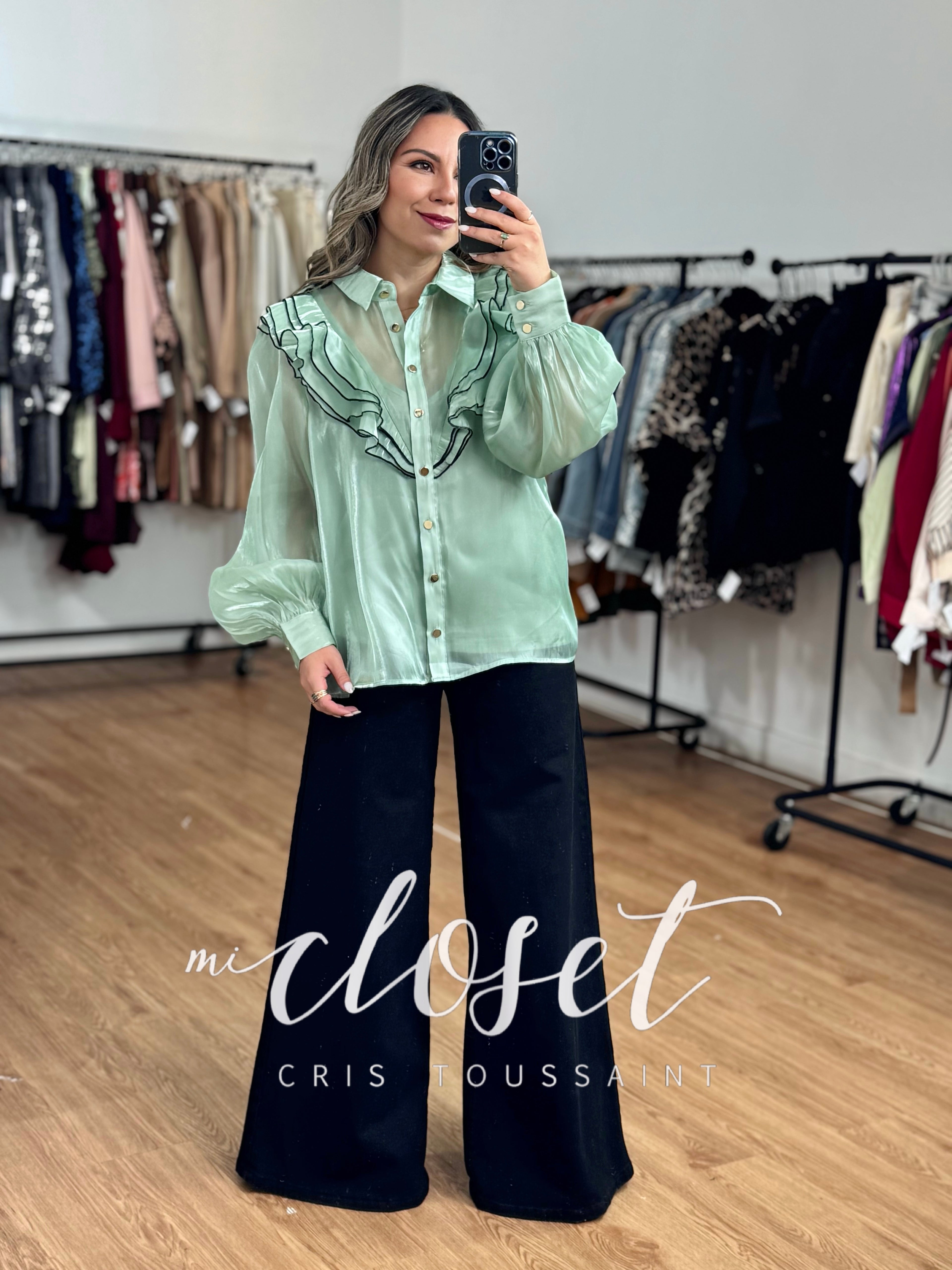 CAMISA SATINADA CON OLANES EN FRENTE Y FORRO DESMONTABLE
