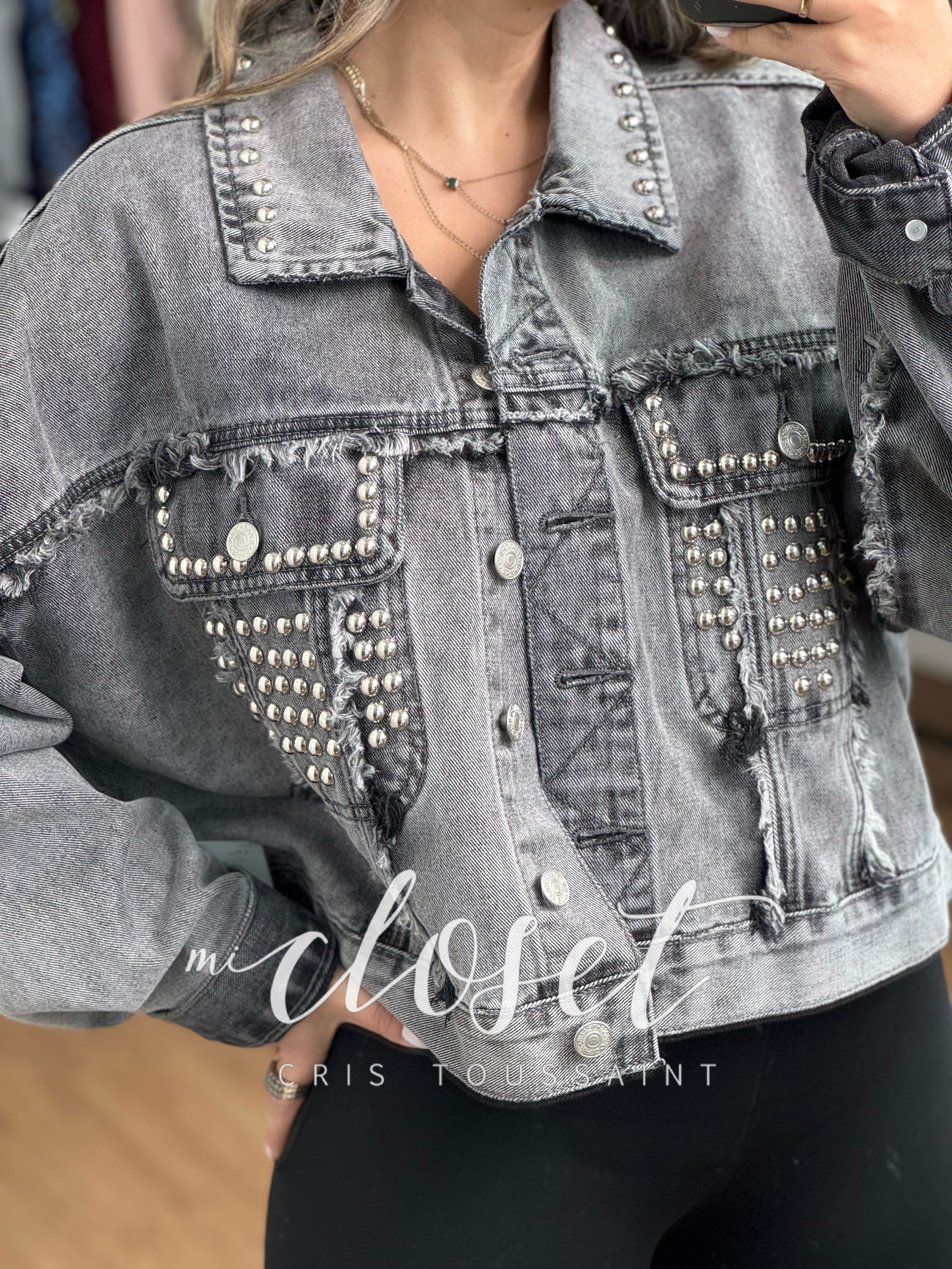 CHAMARRA DE MEZCLILLA OVERSIZED CON ESTOPEROLES PLATEADOS EN FORMA DE PERLA