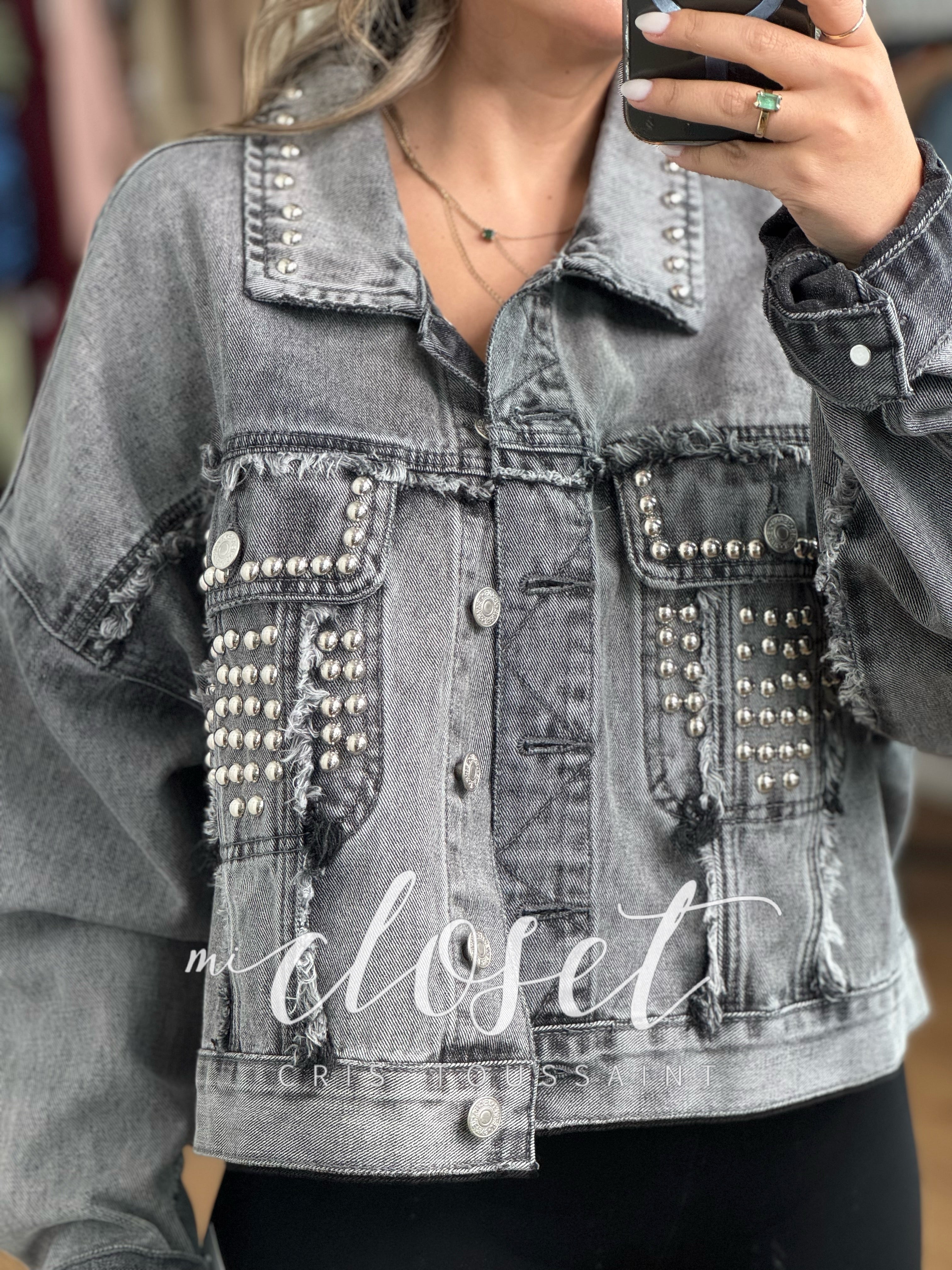 CHAMARRA DE MEZCLILLA OVERSIZED CON ESTOPEROLES PLATEADOS EN FORMA DE PERLA