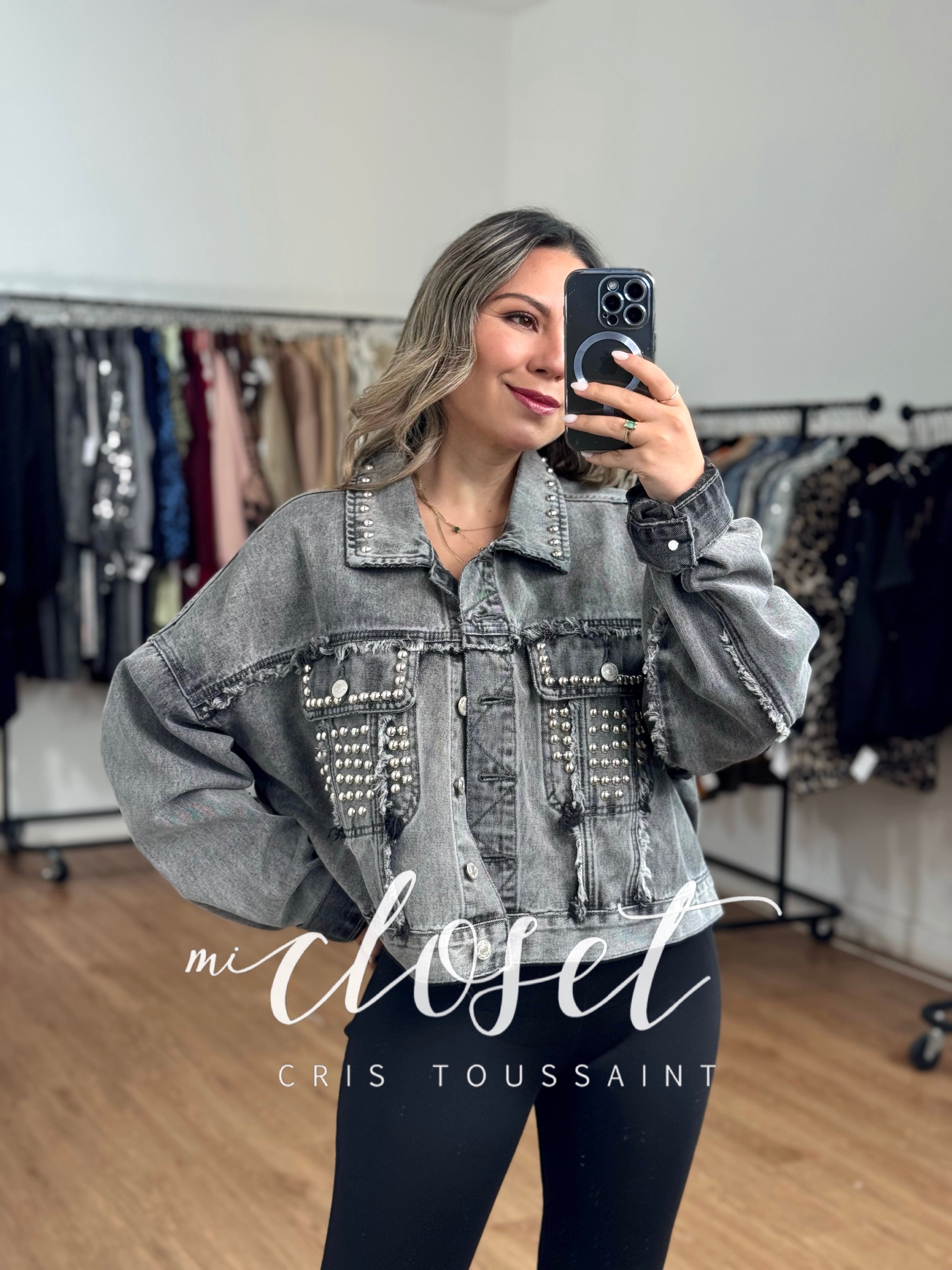 CHAMARRA DE MEZCLILLA OVERSIZED CON ESTOPEROLES PLATEADOS EN FORMA DE PERLA