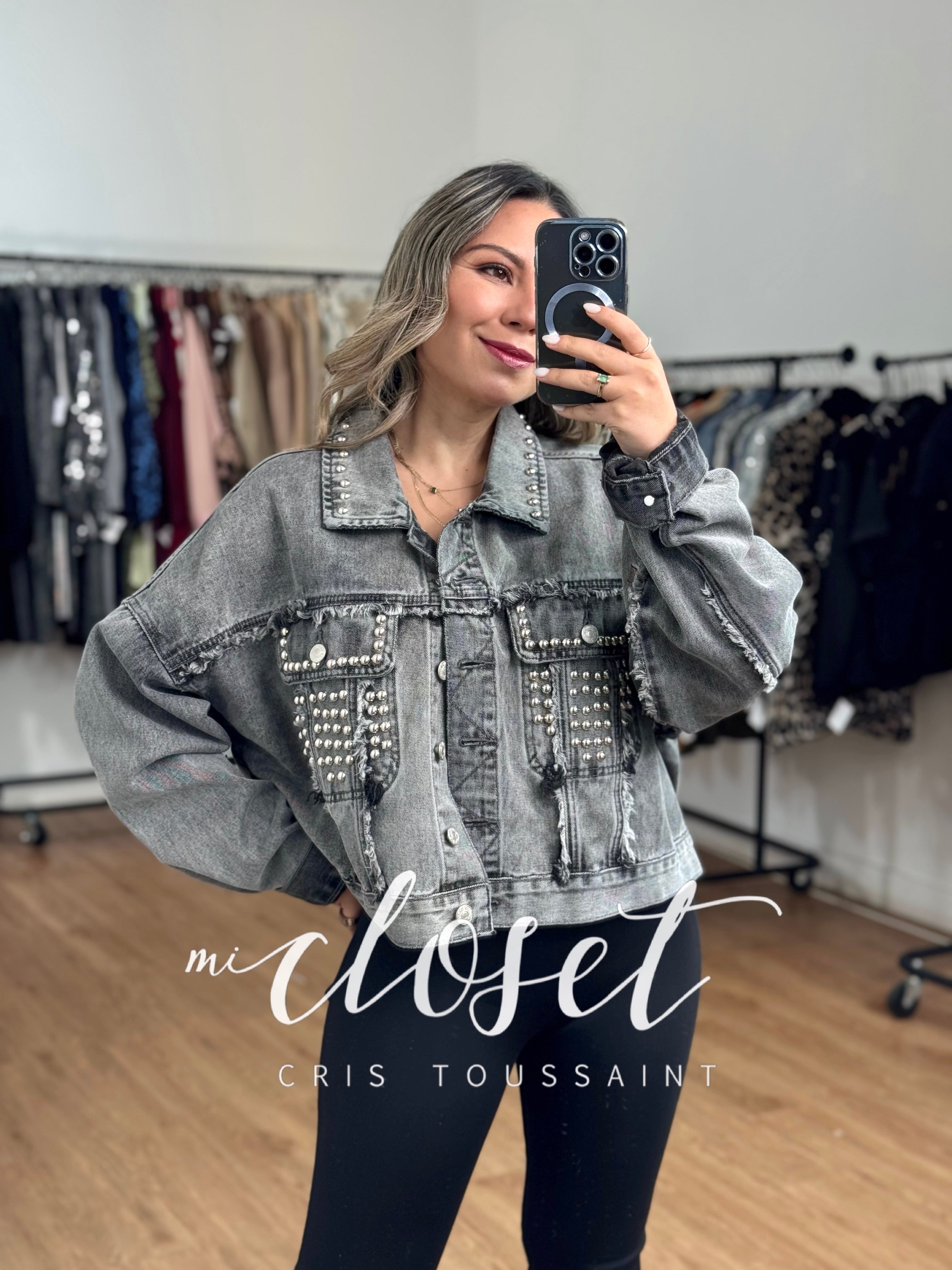 CHAMARRA DE MEZCLILLA OVERSIZED CON ESTOPEROLES PLATEADOS EN FORMA DE PERLA