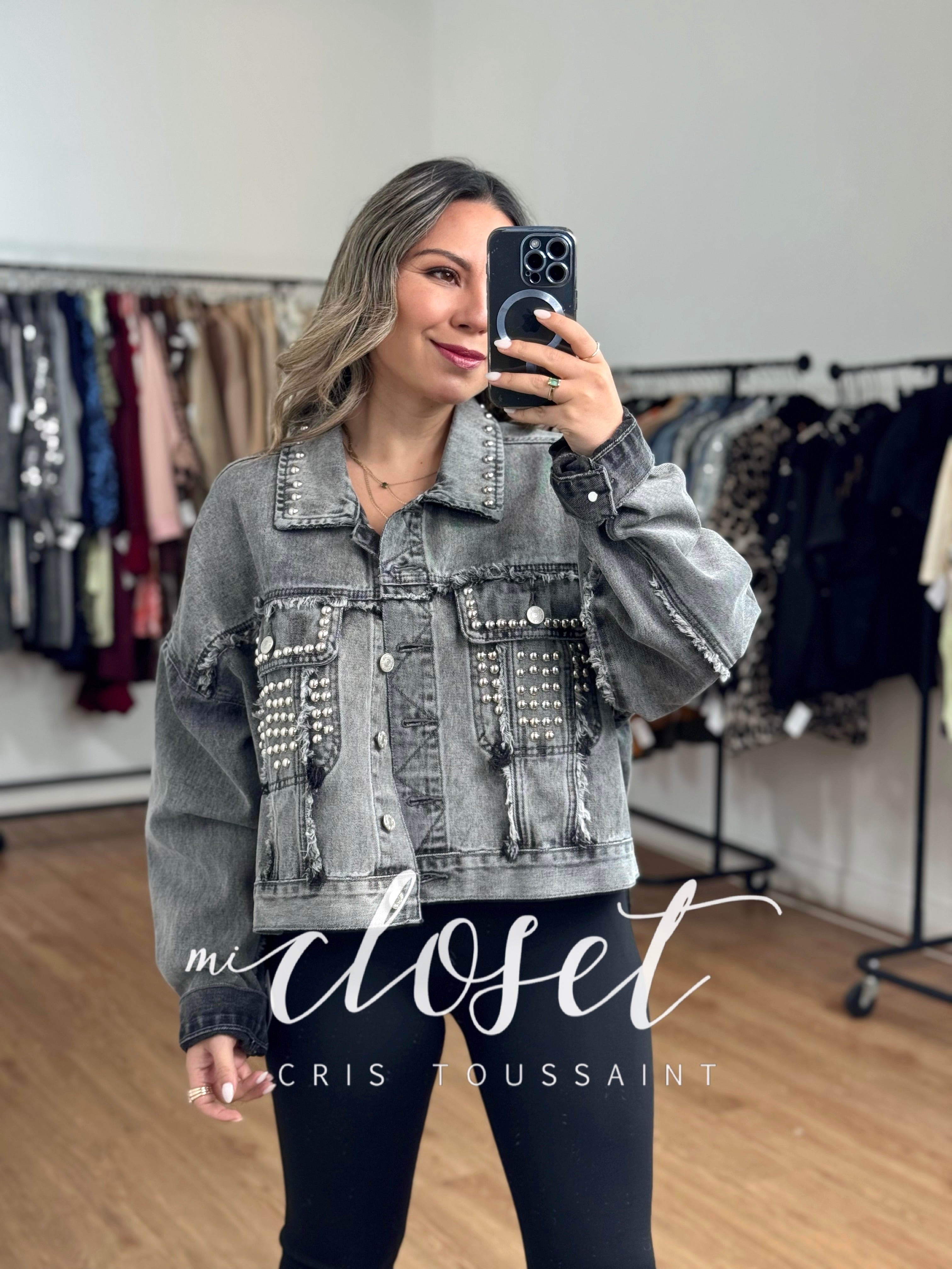 CHAMARRA DE MEZCLILLA OVERSIZED CON ESTOPEROLES PLATEADOS EN FORMA DE PERLA