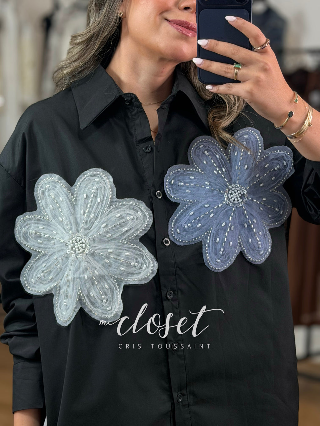 CAMISA OVERSIZED CON FLORES BORDADAS EN CHAQUIRA