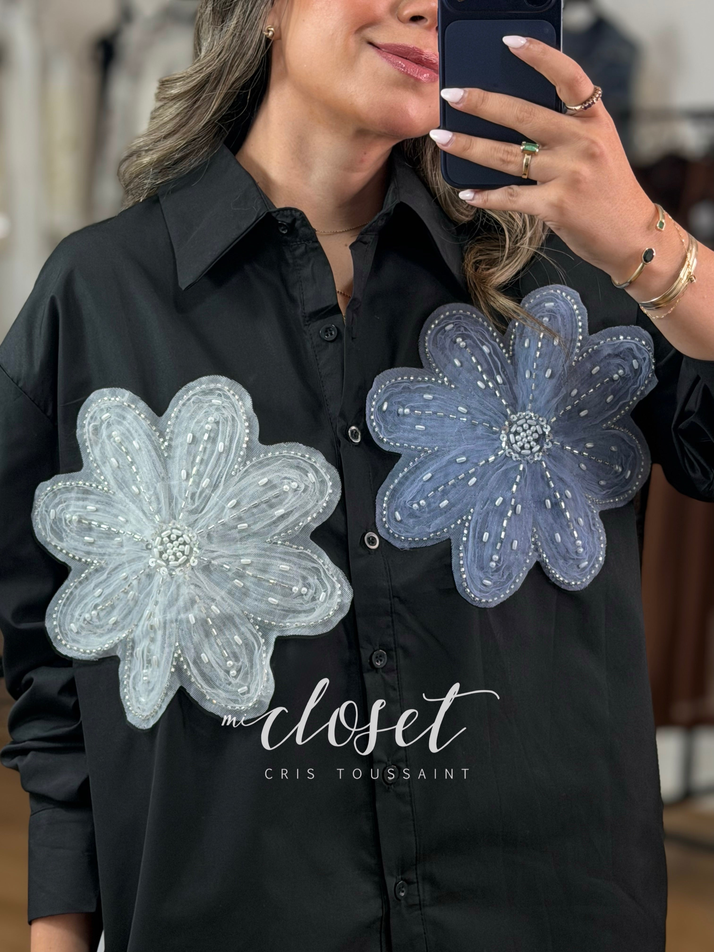 CAMISA OVERSIZED CON FLORES BORDADAS EN CHAQUIRA