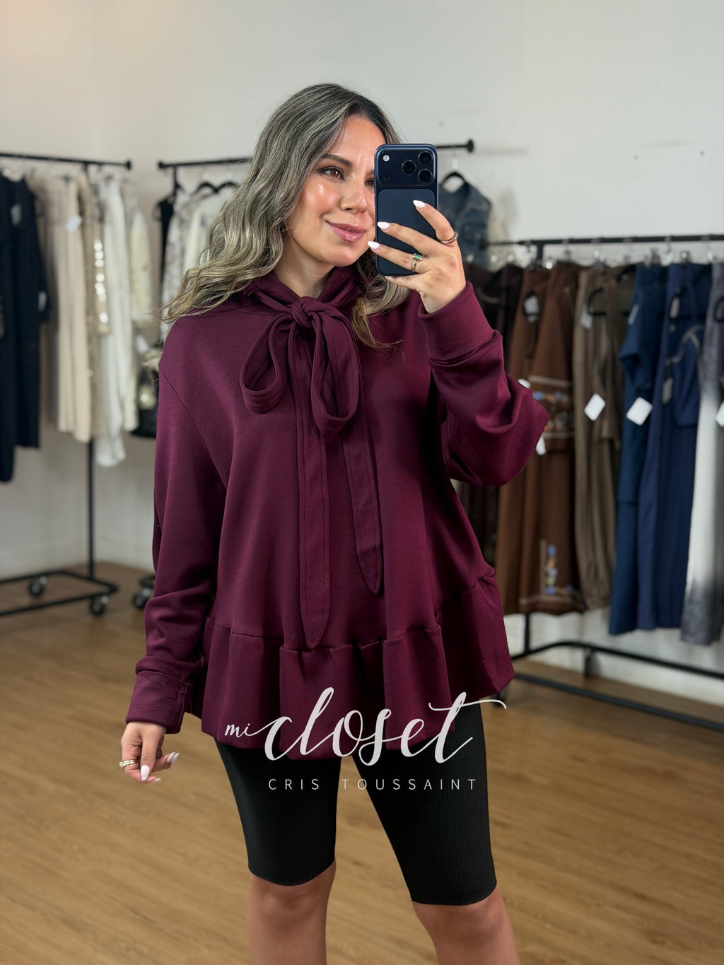 HOODIE CON OLÁN EN CINTURA Y GORRO; CINTA AJUSTABLE EN CUELLO