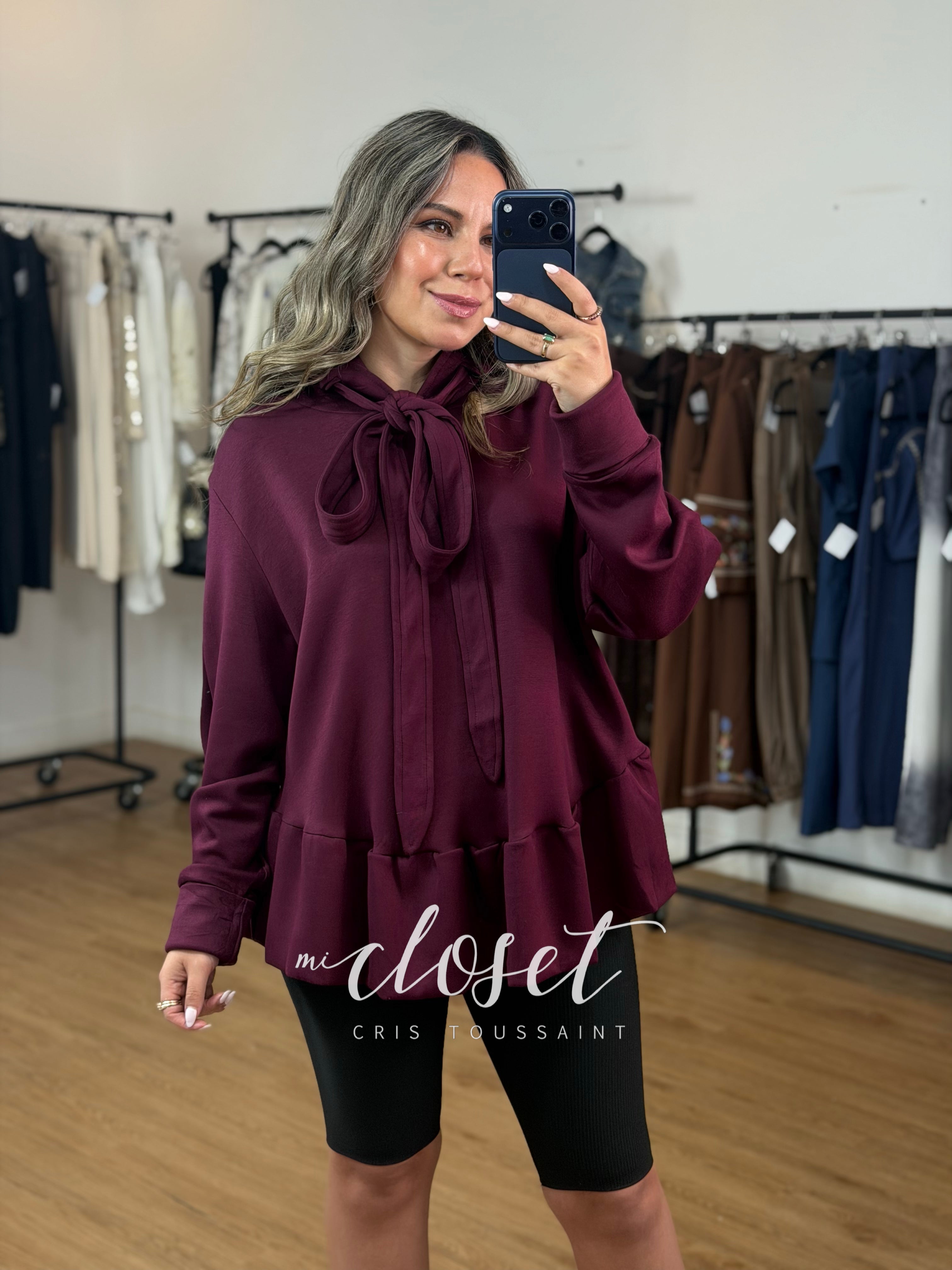 HOODIE CON OLÁN EN CINTURA Y GORRO; CINTA AJUSTABLE EN CUELLO