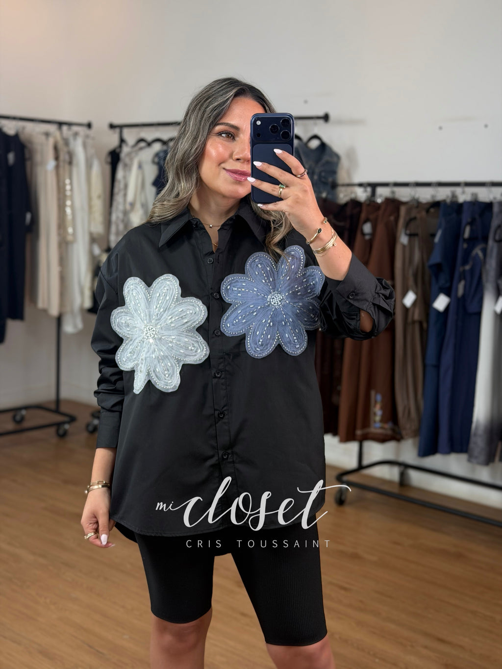 CAMISA OVERSIZED CON FLORES BORDADAS EN CHAQUIRA