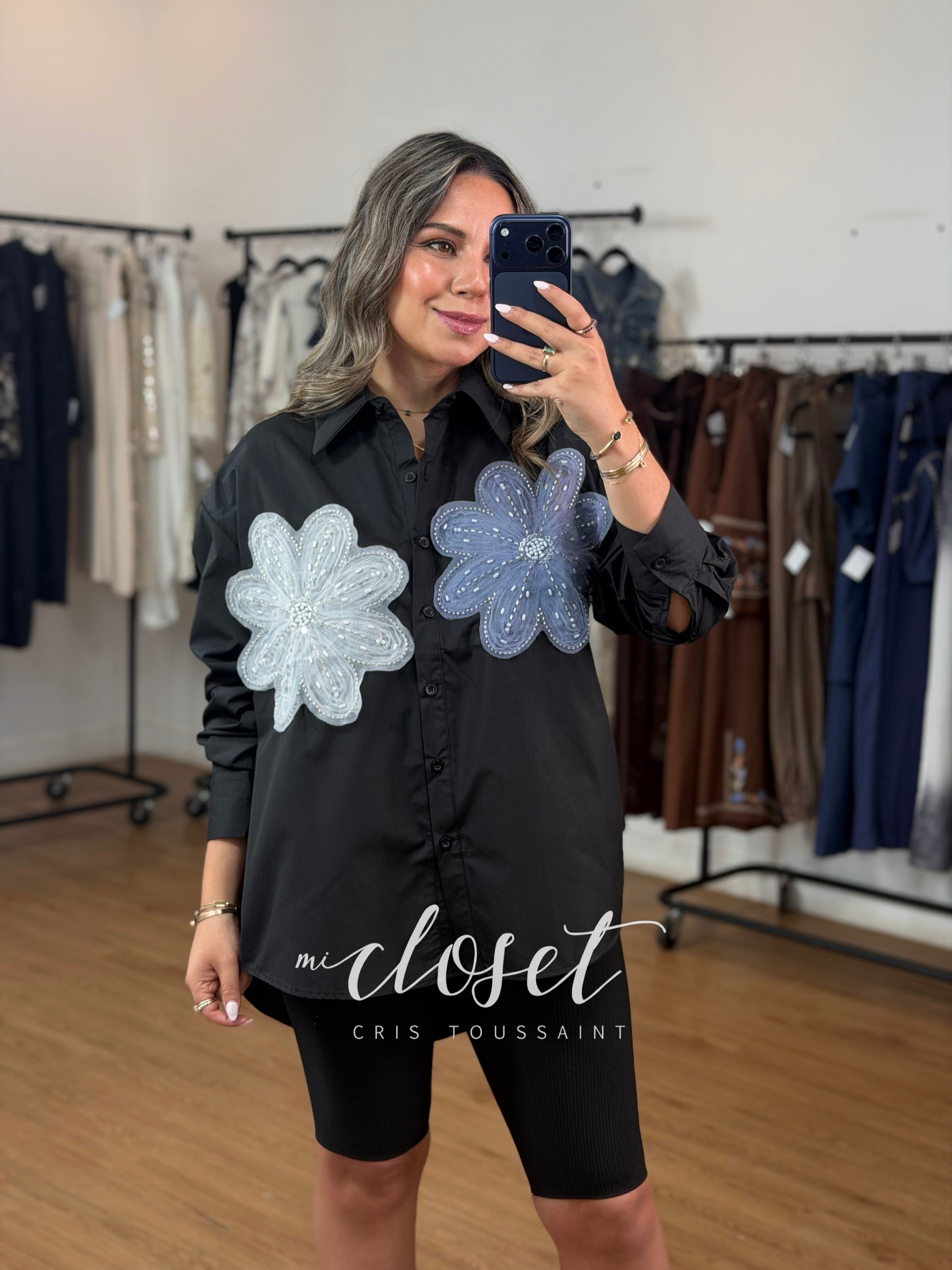 CAMISA OVERSIZED CON FLORES BORDADAS EN CHAQUIRA