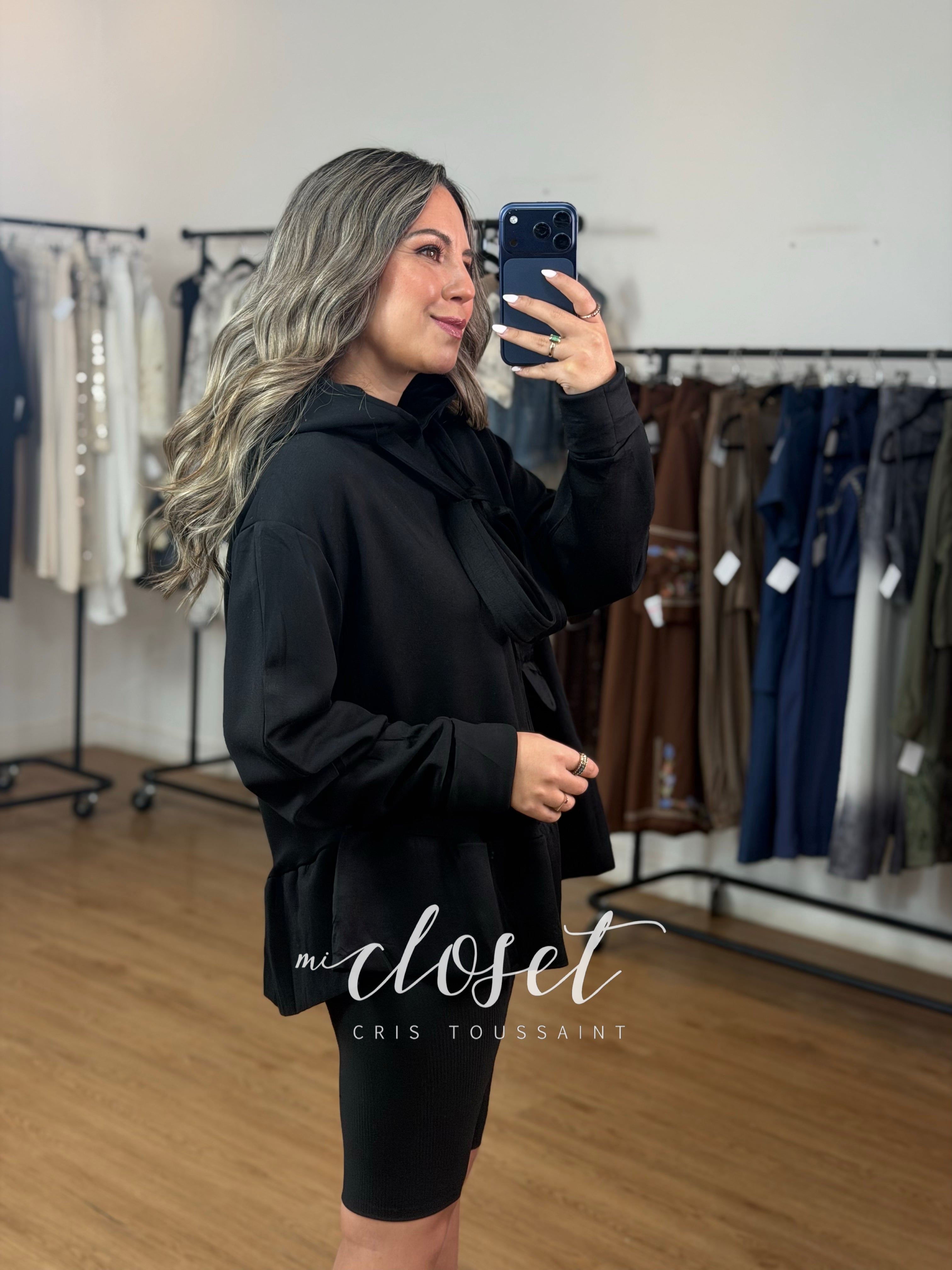 HOODIE CON OLÁN EN CINTURA Y GORRO; CINTA AJUSTABLE EN CUELLO