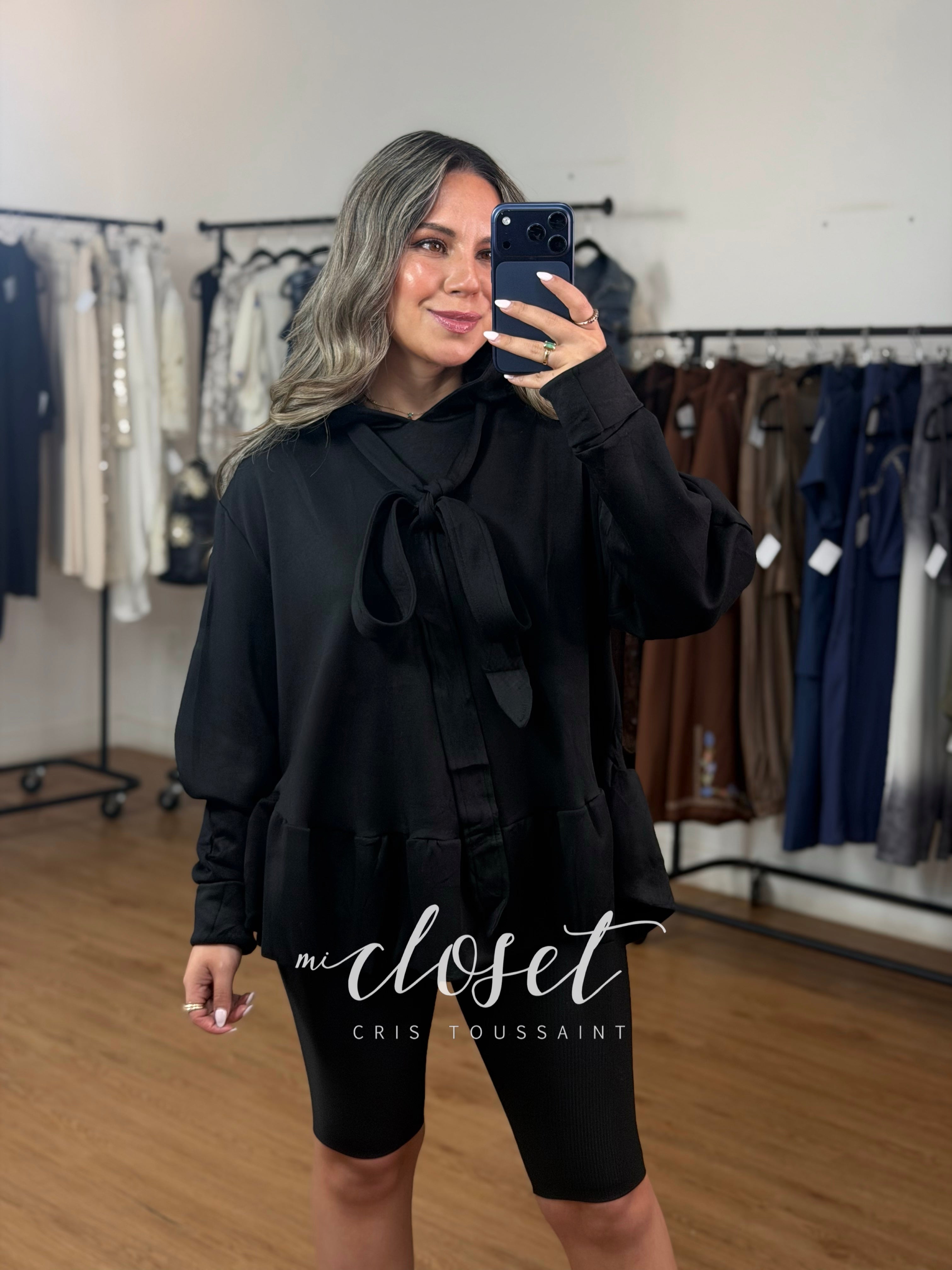 HOODIE CON OLÁN EN CINTURA Y GORRO; CINTA AJUSTABLE EN CUELLO