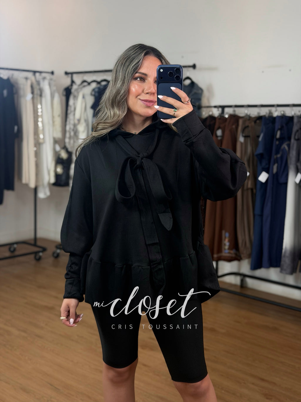HOODIE CON OLÁN EN CINTURA Y GORRO; CINTA AJUSTABLE EN CUELLO