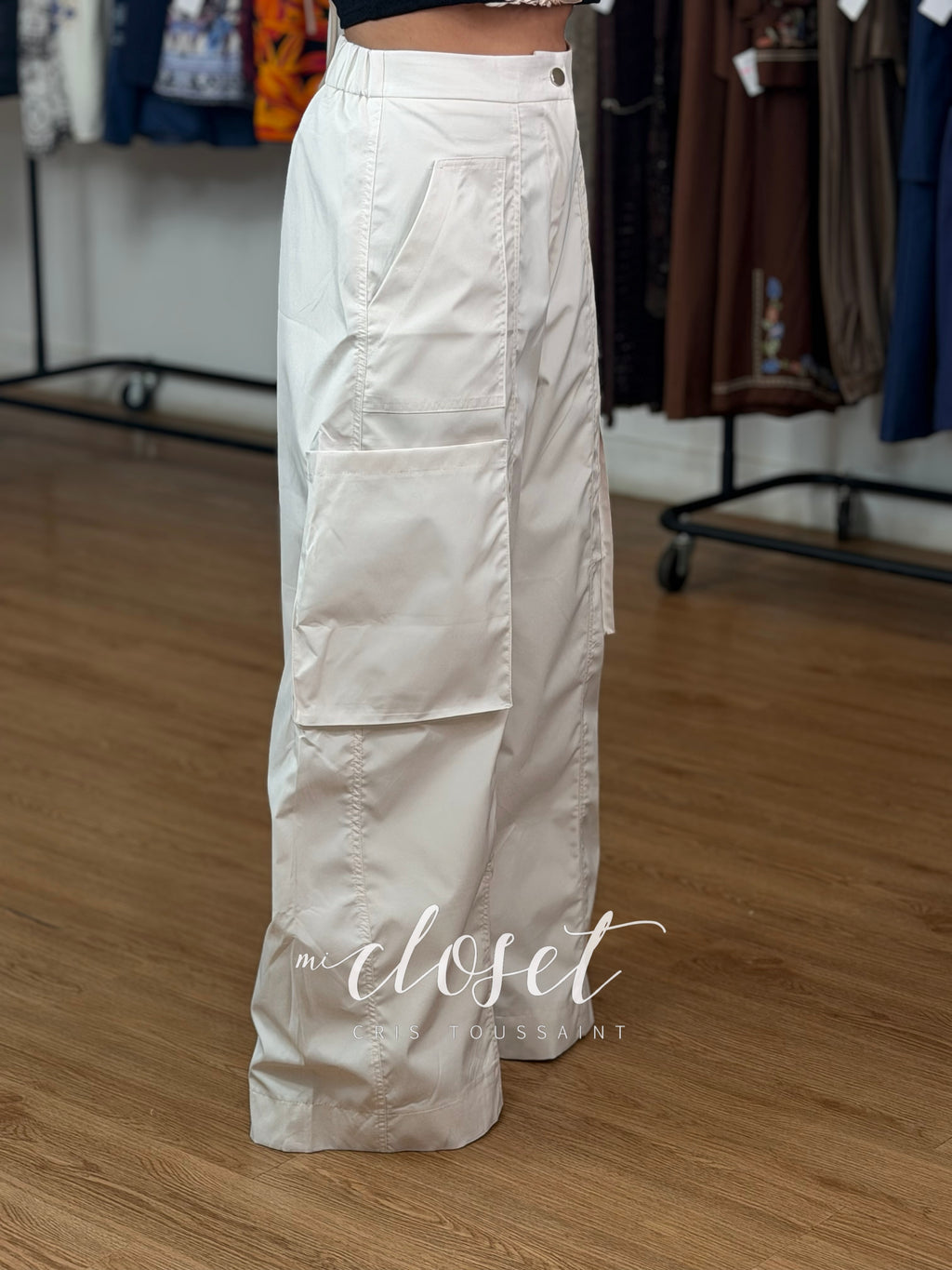 PANTALÓN CARGO TIPO IMPERMEABLE