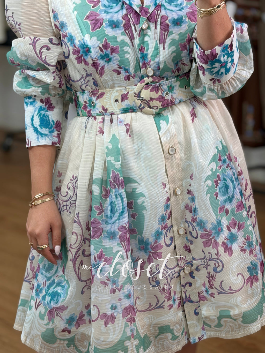 VESTIDO LIGERO VAPOROSO CON BOLSAS Y CINTURÓN